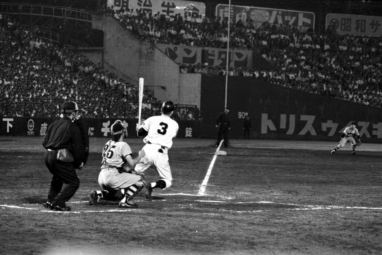 59年6月、天覧試合で阪神村山からサヨナラ本塁打を放つ