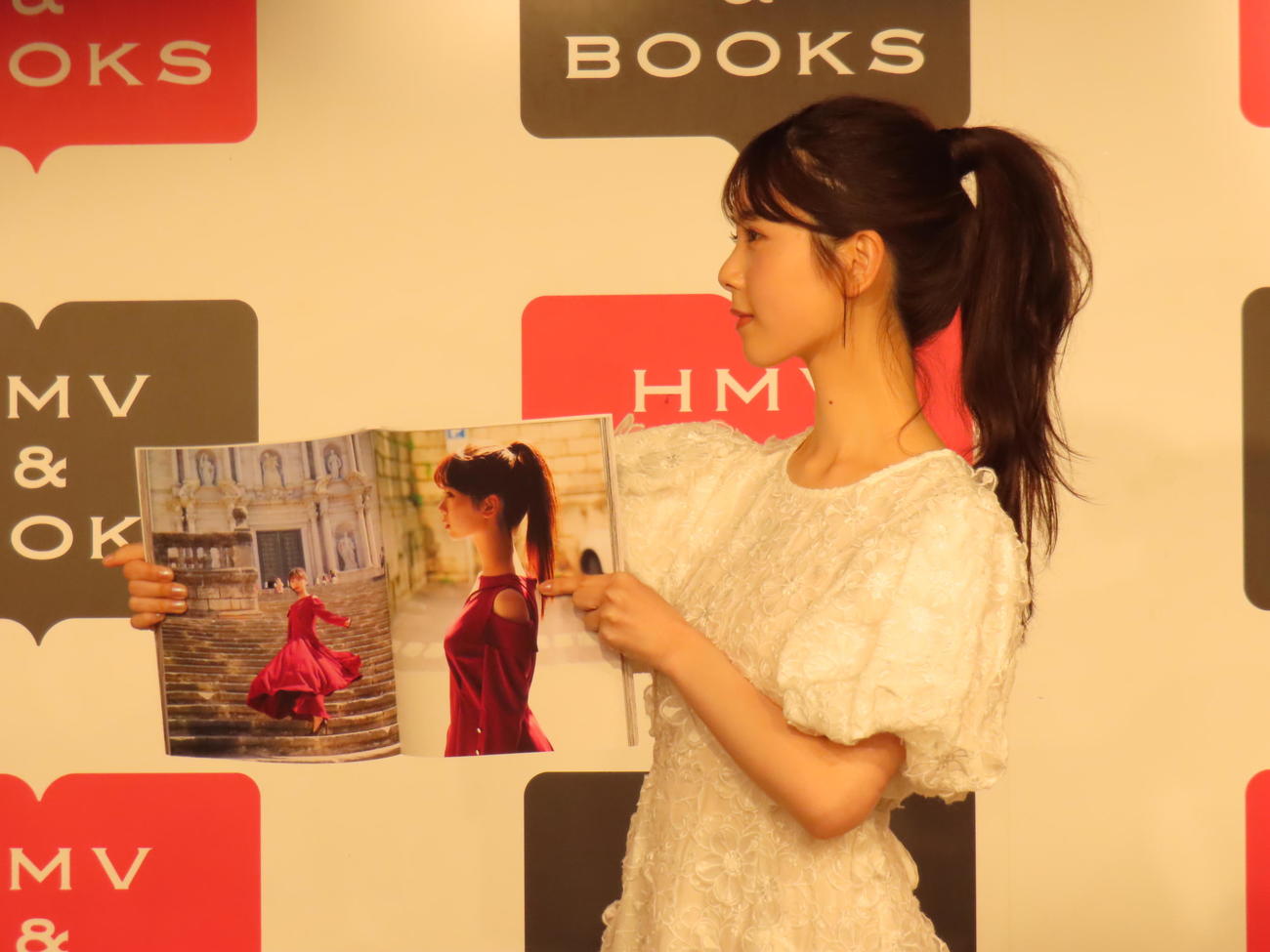 写真集発売記念記者会見に出席した乃木坂46筒井あやめは、お気に入りカットと同じ首の長さが印象的なポーズをとる（撮影・横山慧）