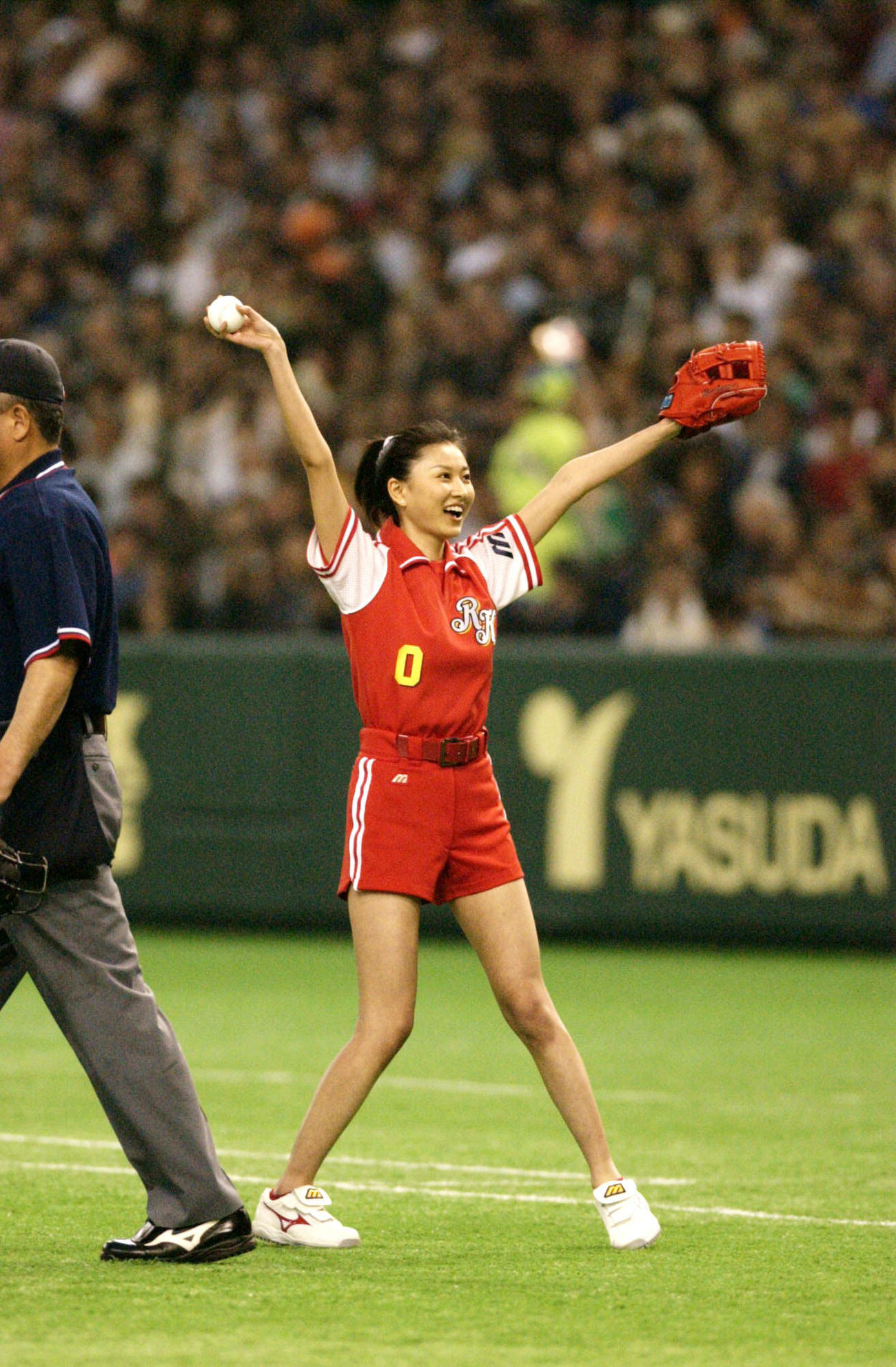 巨人―阪神の開幕戦で始球式を行った菊川怜（2002年3月撮影）