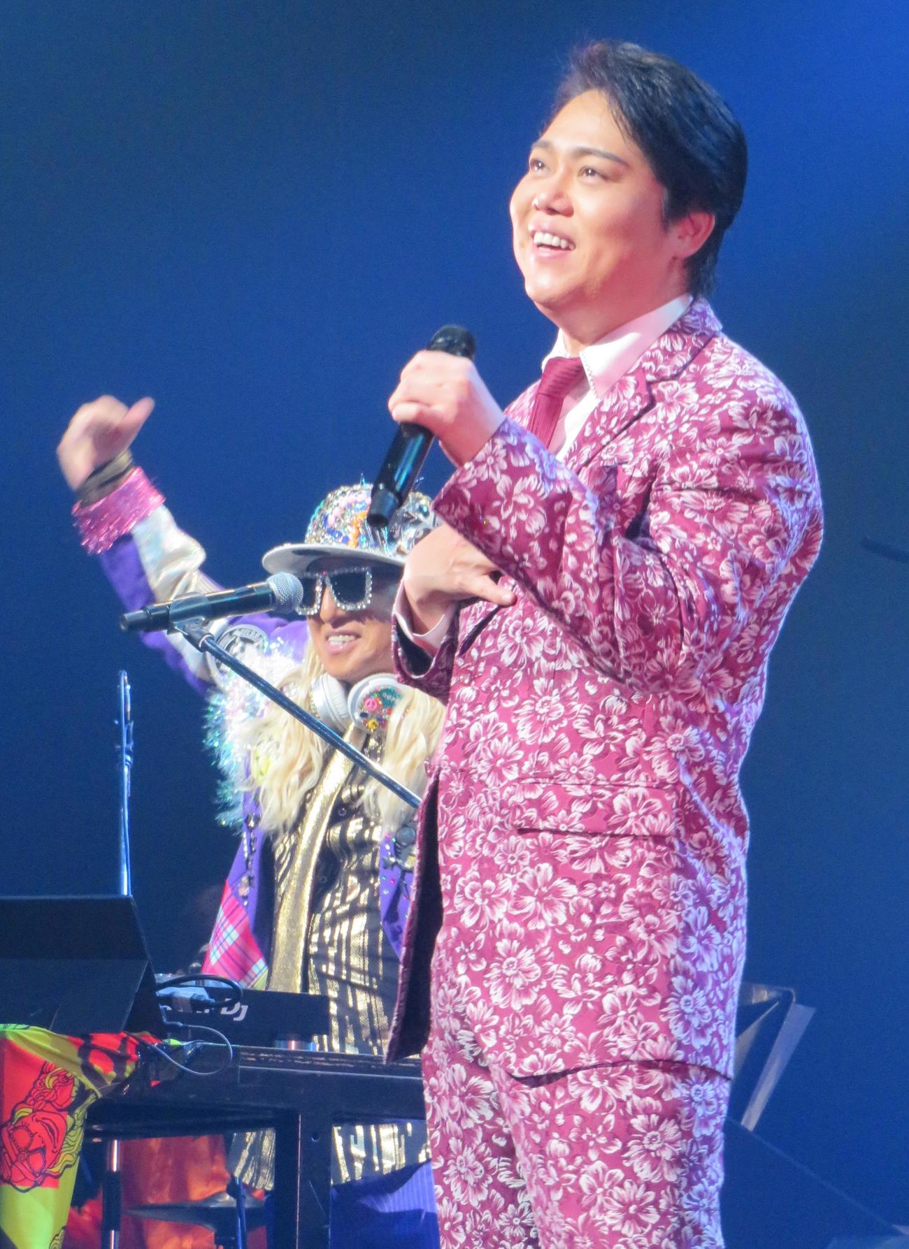 コンサートで三山ひろし（右）と共演したDJ KOO