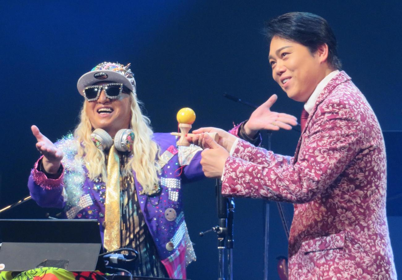 コンサートで三山ひろし（右）と共演したDJ KOO