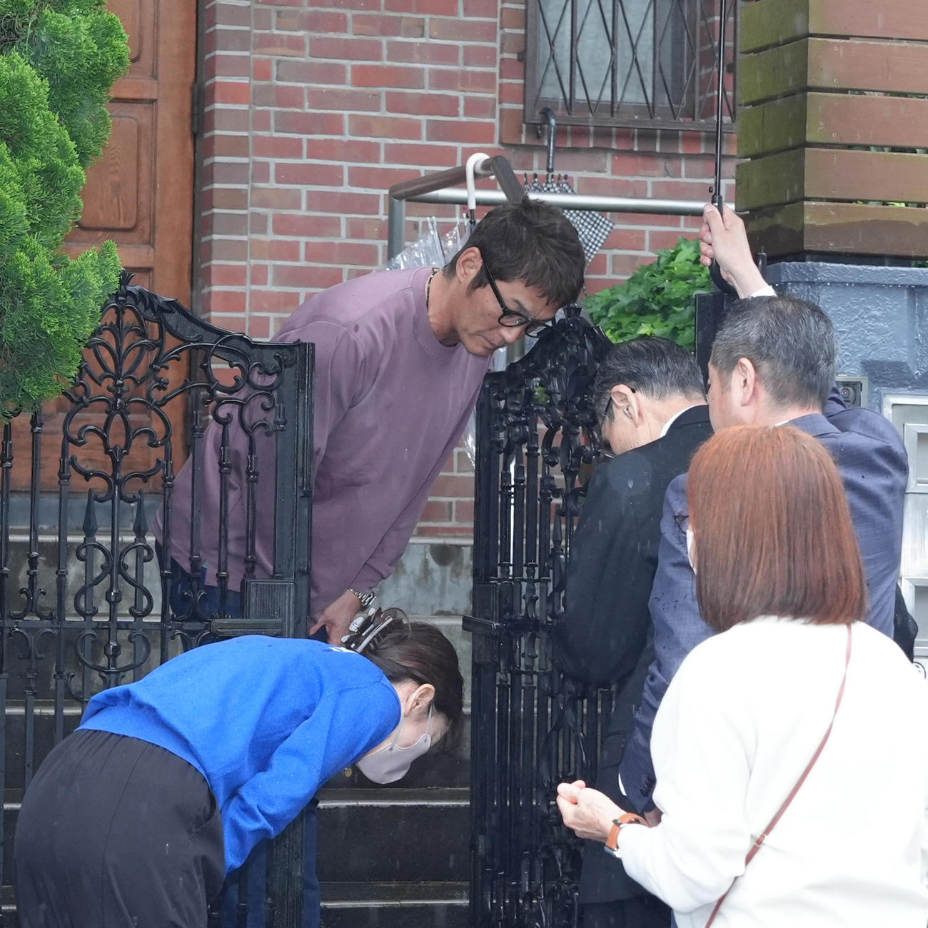 長嶋茂雄さんのご自宅を訪れる王貞治会長（中央）に頭を下げる三奈さん（左）と一茂