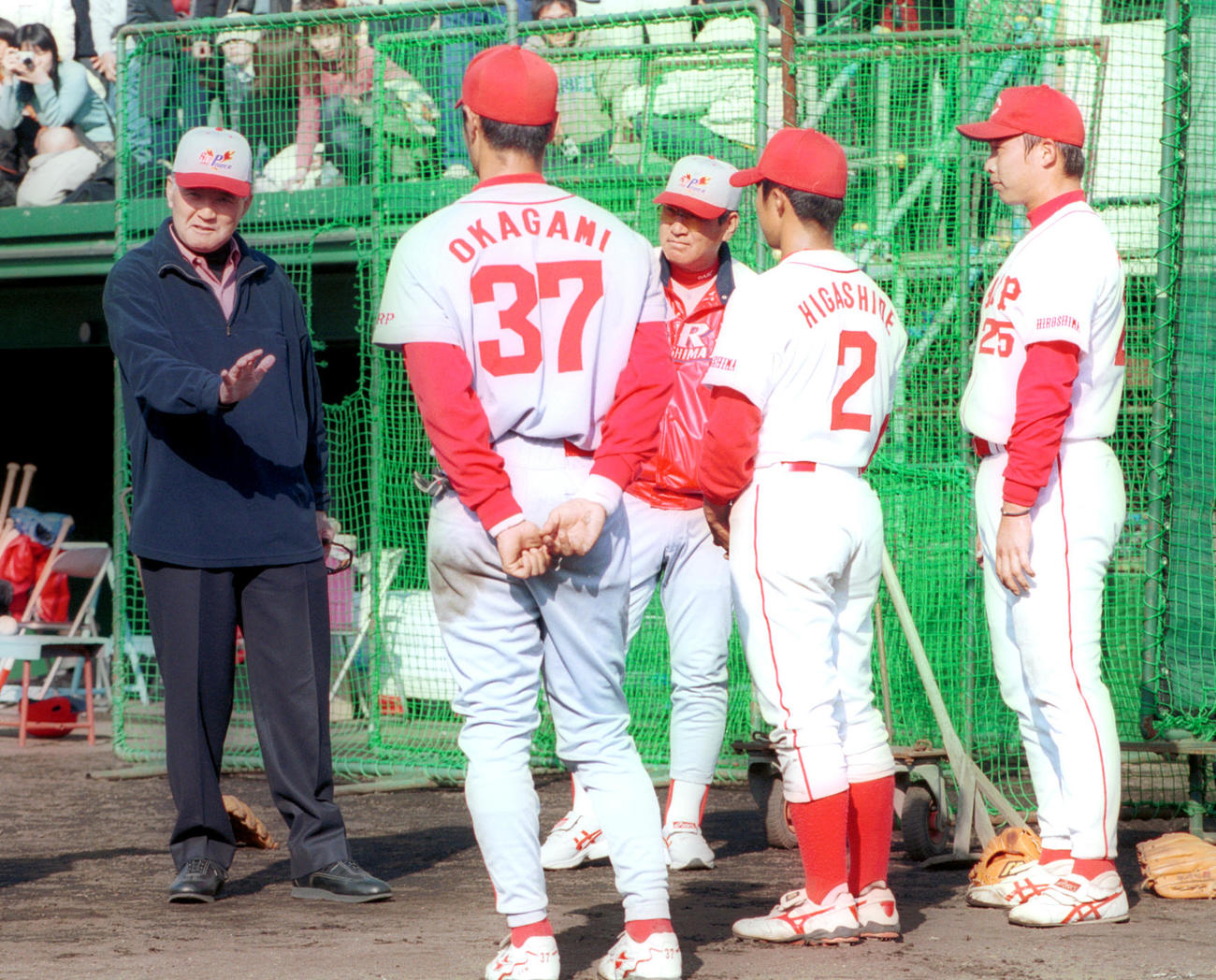 02年広島春季キャンプ、若手野手新井、東出、岡上を指導した長嶋茂雄氏（左）（2002年2月撮影）