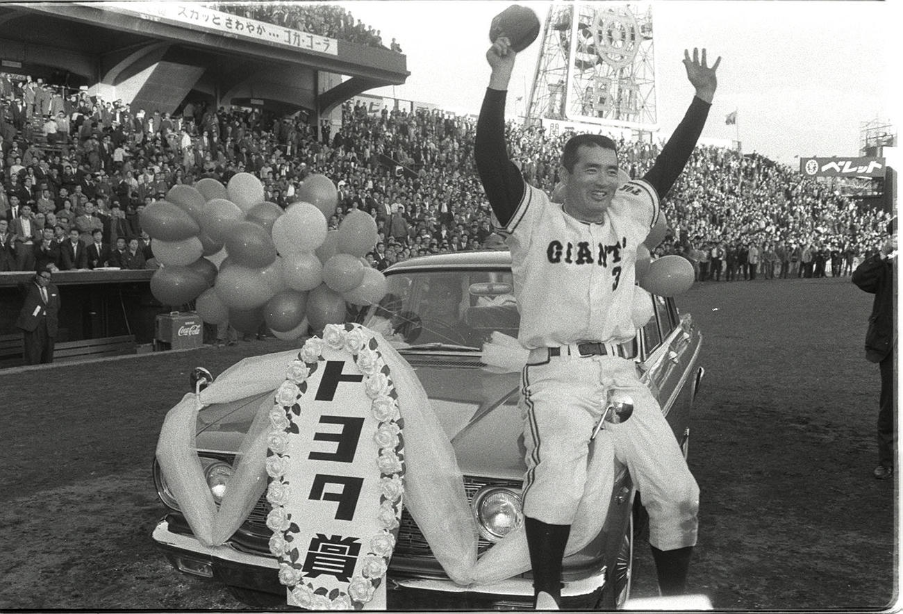 日本シリーズMVPの長嶋茂雄はトヨペットクラウンに座り笑顔(65年11月5日）