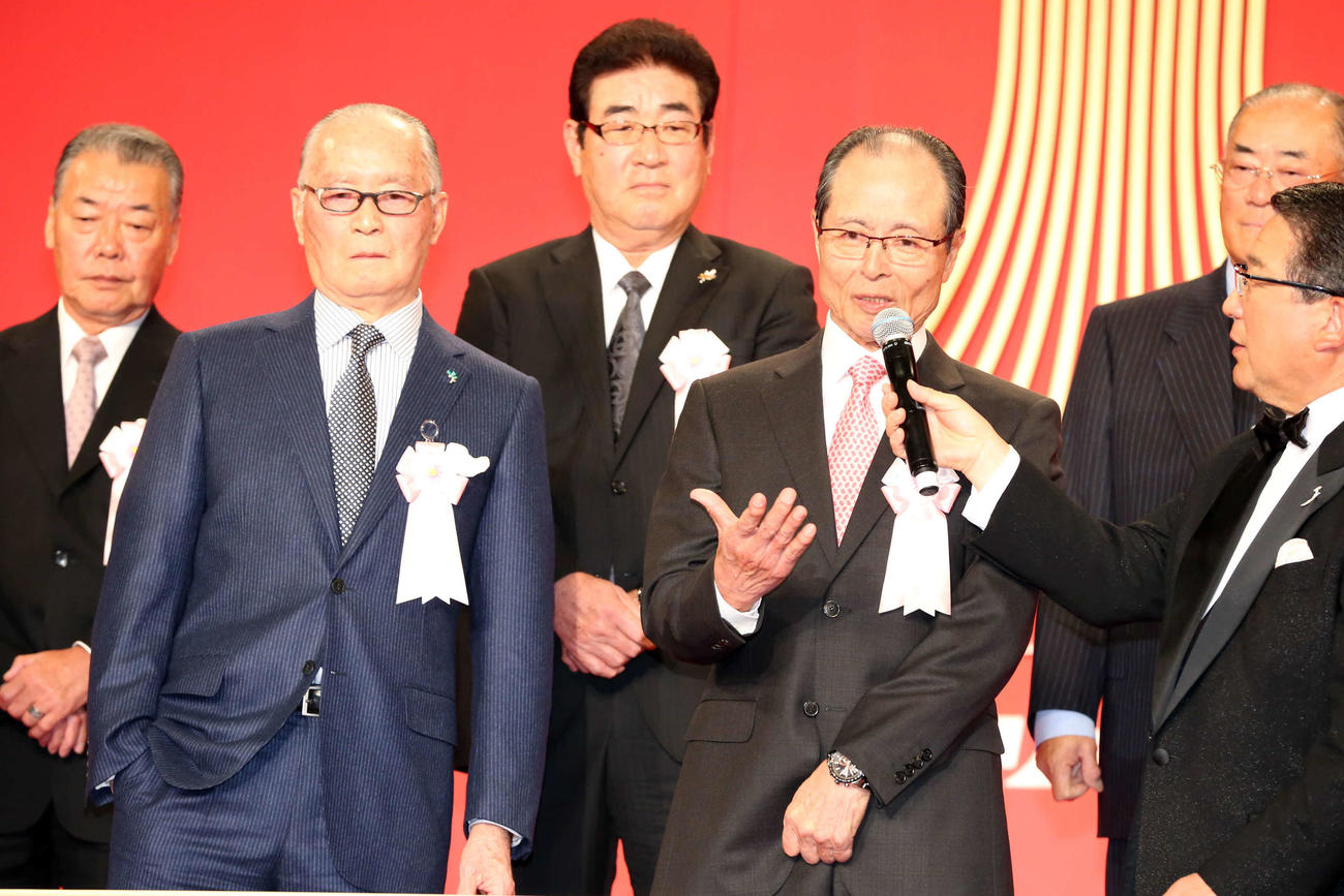 14年11月、NPB80周年ベストナインに選出され、笑顔でインタビューに答える王氏（中央）。左は長嶋さん、右は徳光アナ。後方左から福本氏、山本氏、張本氏