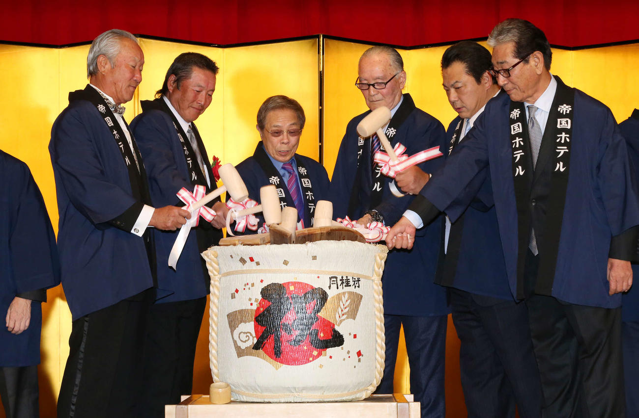 青木功プロ生活50周年を祝う会で鏡開きをする、青木功、尾崎将司、北島三郎、長嶋茂雄さんら