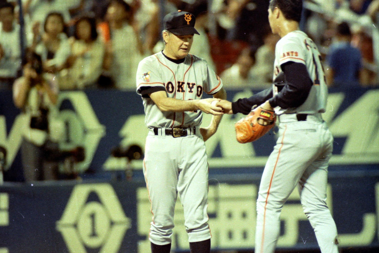 94年7月、中日戦で監督通算500勝を挙げ、木田優夫からウイニングボールを受け取る長嶋茂雄監督