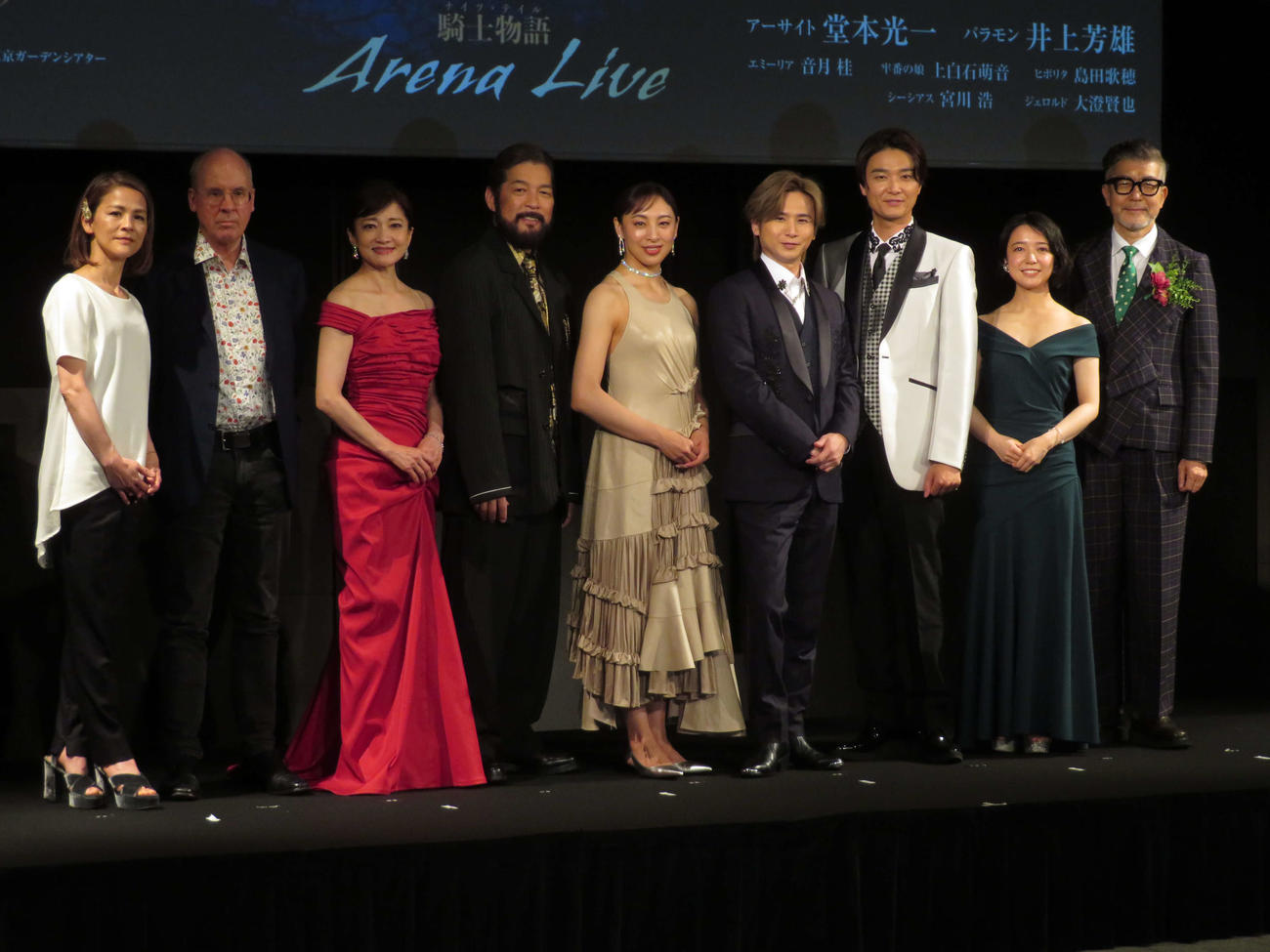 「ミュージカル『ナイツ・テイル－騎士物語－』ARENA LIVE」制作発表に登壇した、左から今井麻緒子氏、ジョン・ケアード、島田歌穂、宮川浩、音月桂、堂本光一、井上芳雄、上白石萌音、大澄賢也