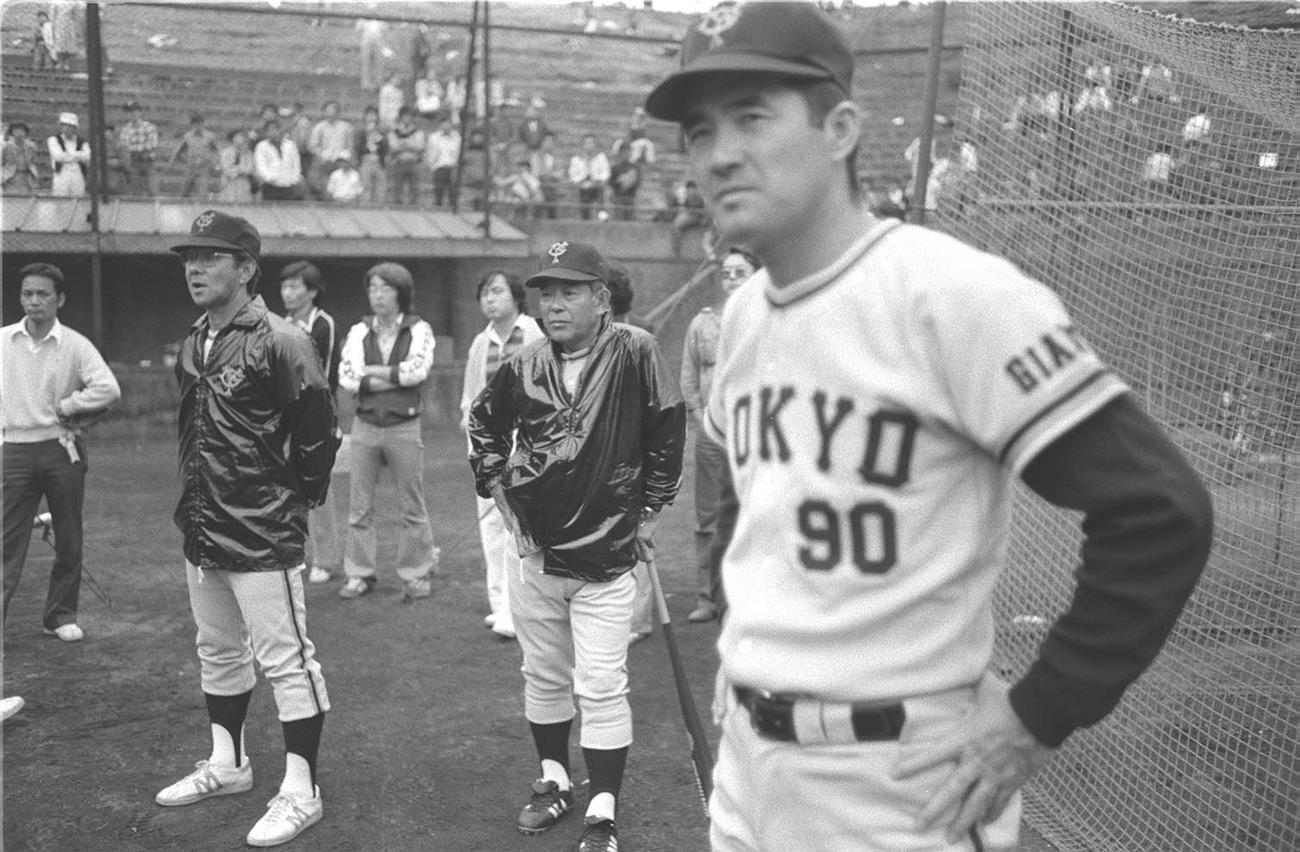 伊東キャンプで練習を見守る長嶋茂雄監（1979年10月）