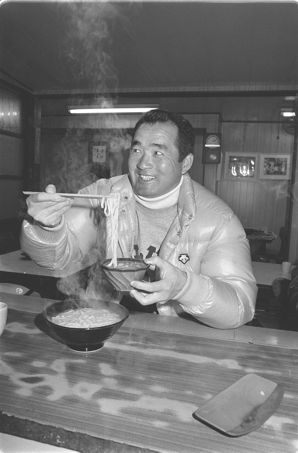 キャンプ初の休日に釜あげうどんで舌づつみを打つ長嶋茂雄監督（80年2月4日）