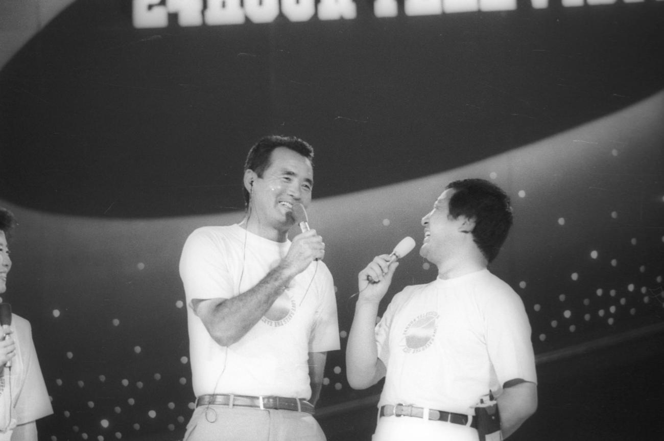 日本テレビ「24時間テレビ・愛は地球を救う」に応援に駆けつけた長嶋茂雄氏（48歳）は、徳光和夫アナ（右）と笑顔で語る（1984年8月撮影）