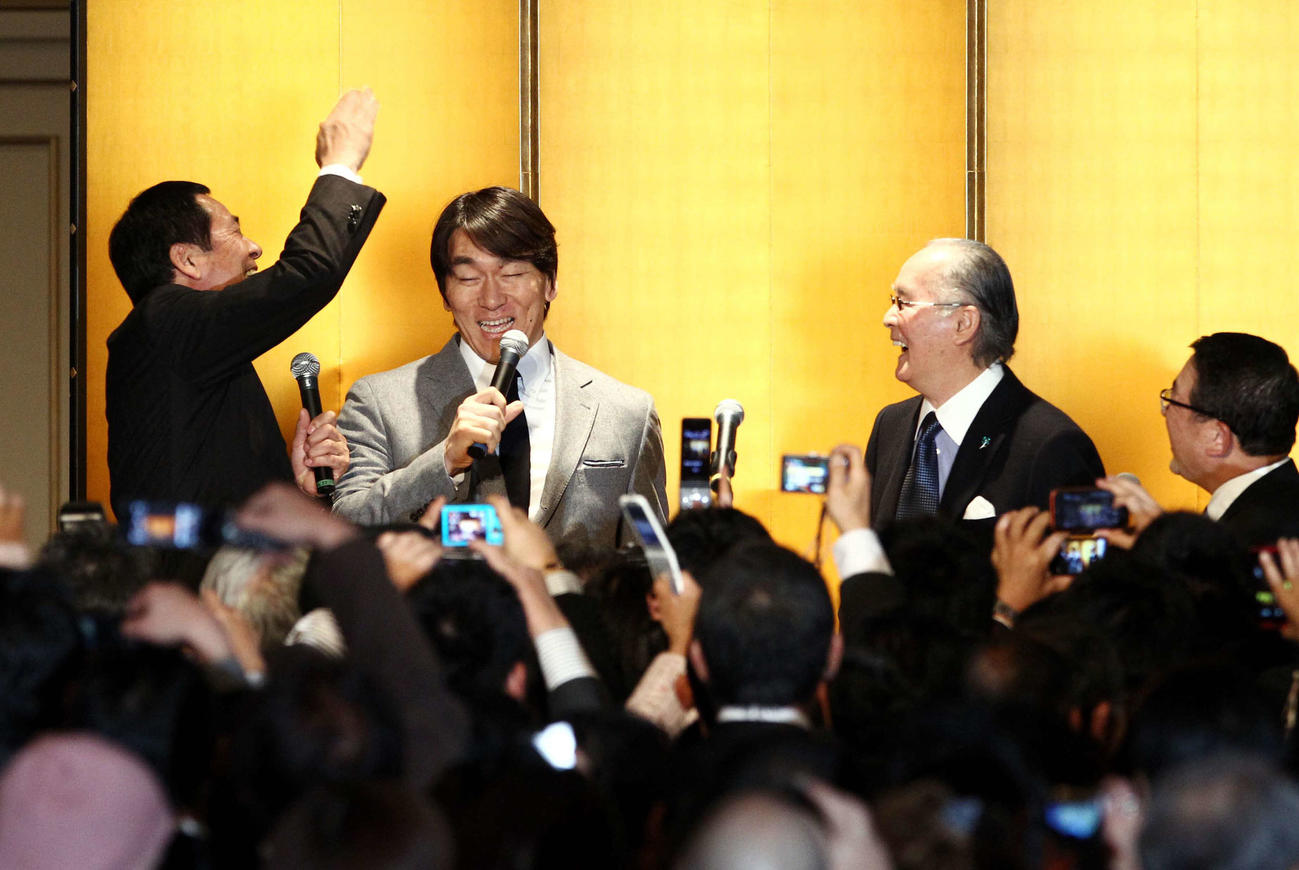 12年1月、「新監督就任を祝う会」の壇上で、冗談を言う松井（左から2人目）を引っぱたくDeNA中畑監督（左端）。左から3人目は長嶋さん、右端は司会の徳光氏