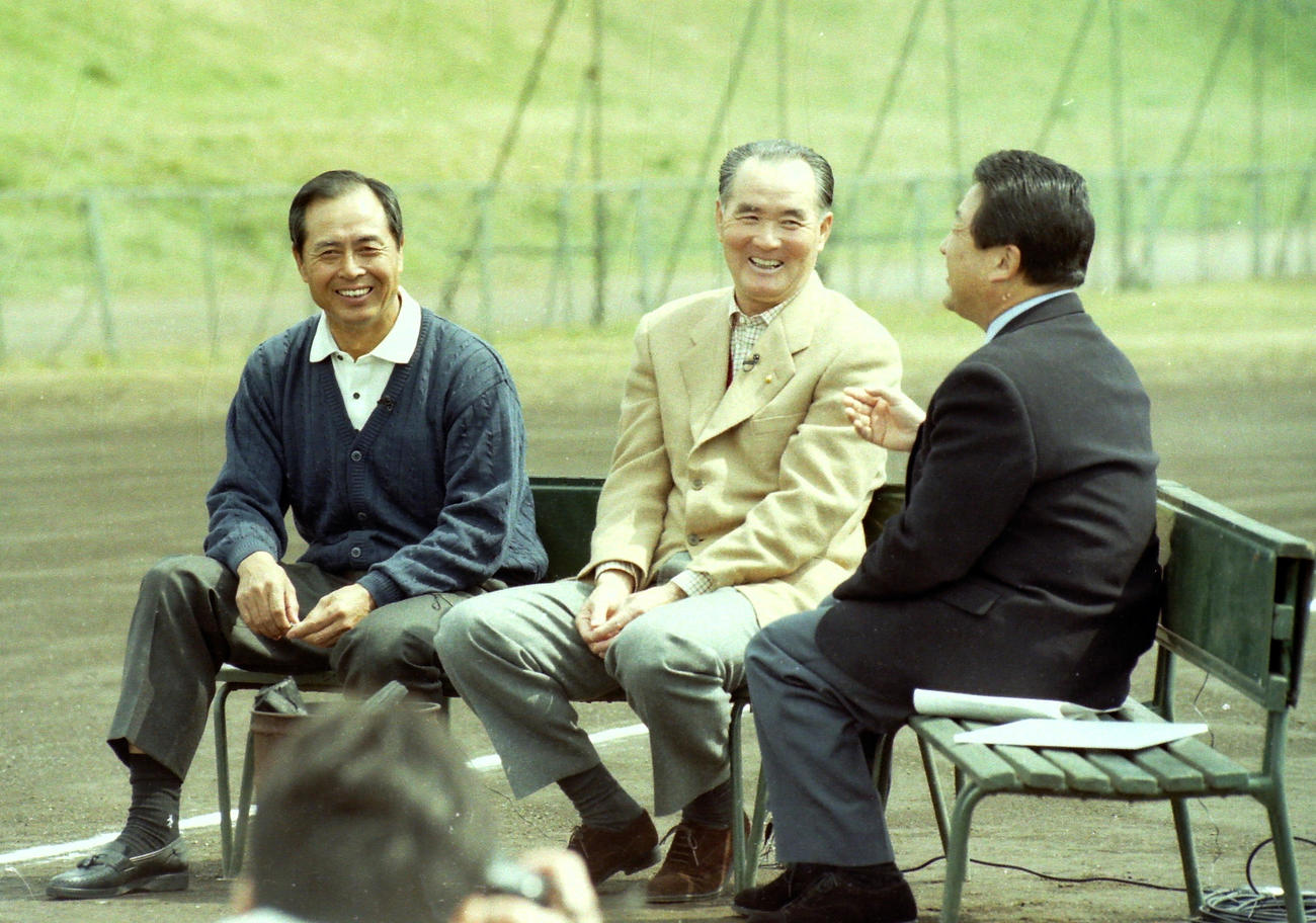 98年3月、思い出の多摩川グラウンドで対談する王貞治（左）と長嶋茂雄さん（中央）。インタビュアーは徳光和夫