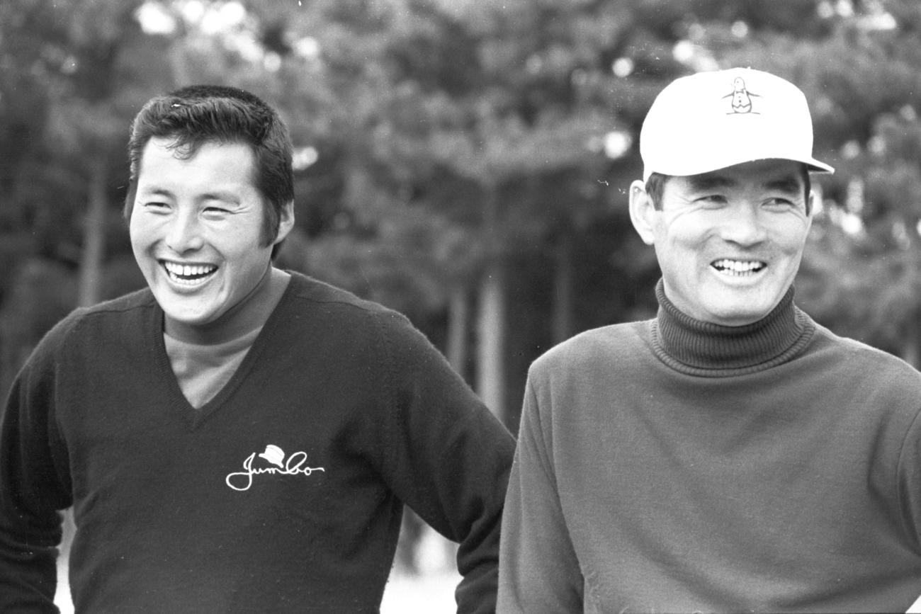 テレビマッチで笑顔を見せる尾崎将司（ジャンボ尾崎・左）と長嶋茂雄(74年12月19日撮影）