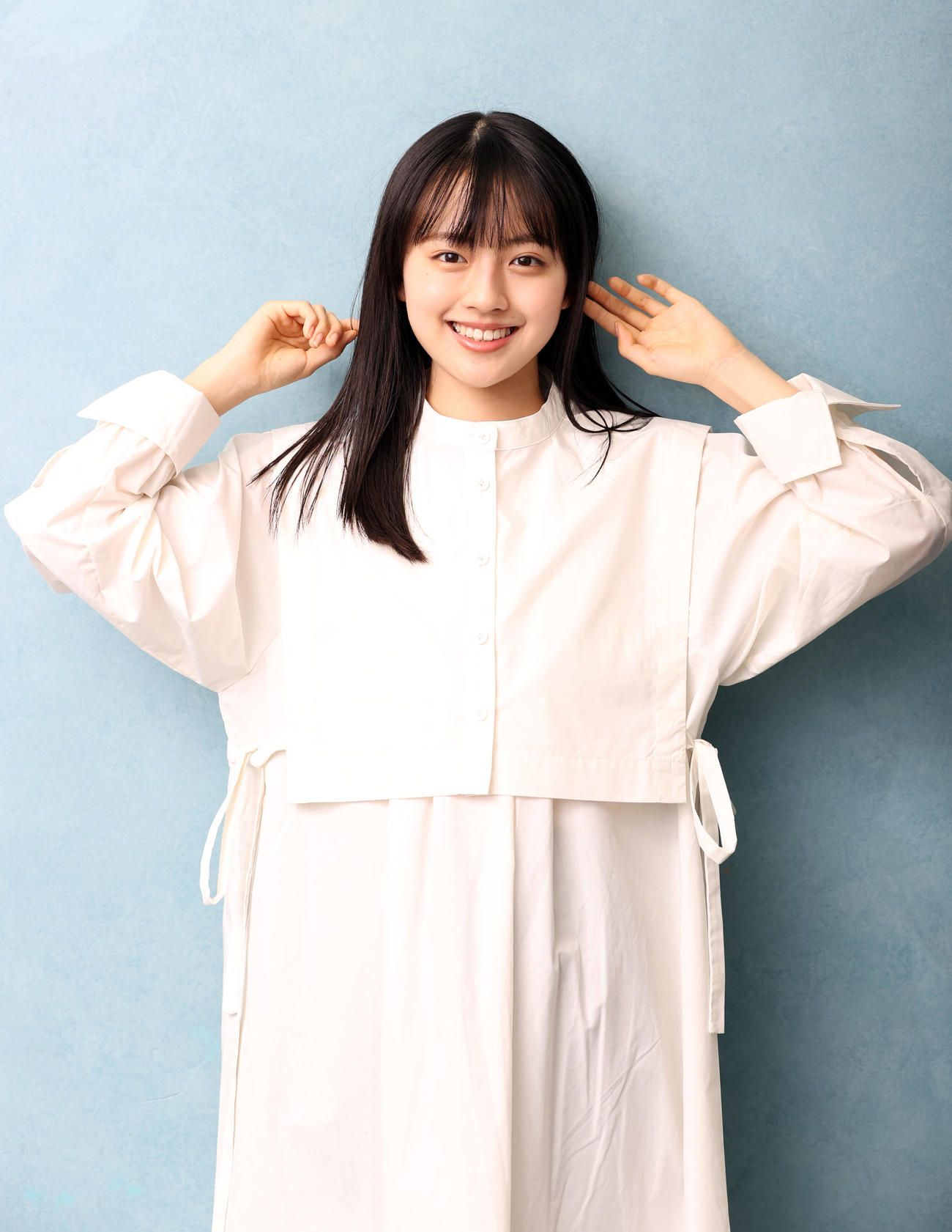 無垢（むく）な瞳と白いワンピースが透明感を際立たせる当時17歳の上坂樹里（2021年9月撮影）