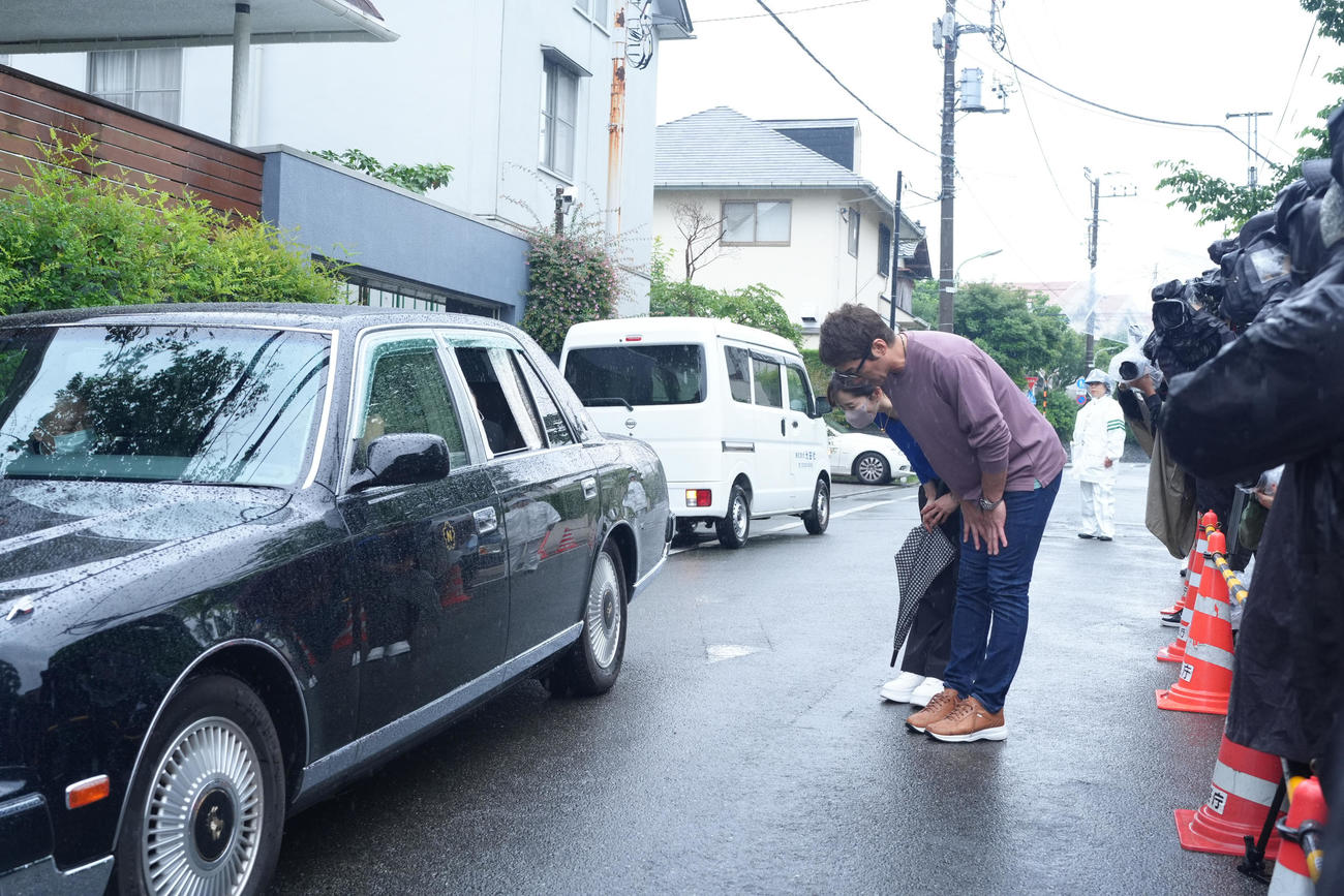 長嶋茂雄さんのご自宅を訪れた王会長に頭を下げる一茂（手前）と三奈