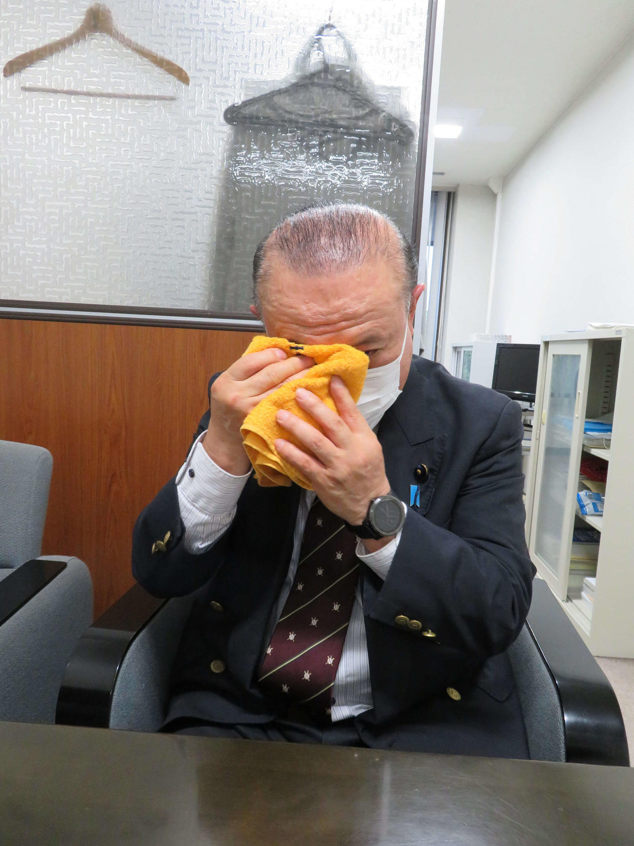千葉県議会本会議後、取材に応じ、長嶋茂雄さんのことを思い起こし、涙するプリティ長嶋（撮影・村上幸将）