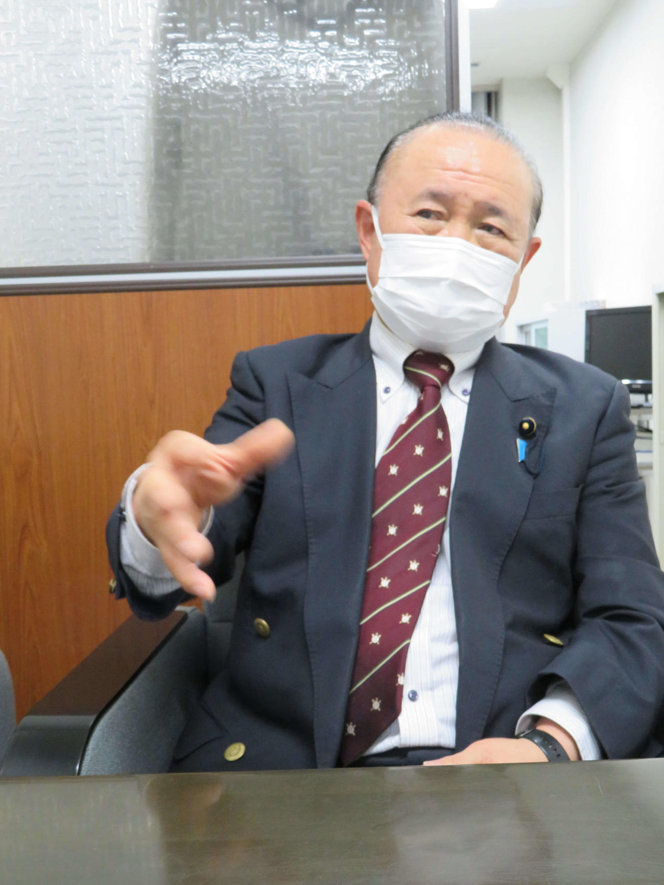 千葉県議会本会議後、取材に応じ、長嶋茂雄さんのことを思い起こし、涙ぐむるプリティ長嶋（撮影・村上幸将）