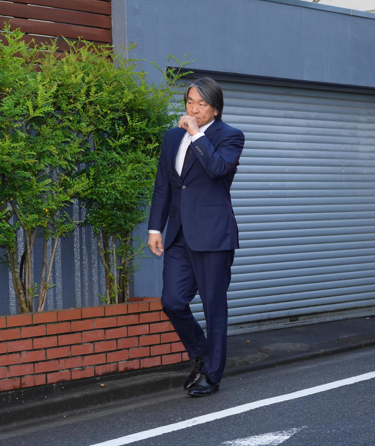 帰国し弔問に訪れる松井氏（撮影・菅敏）