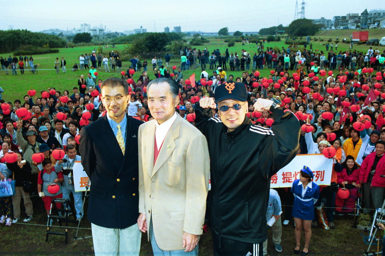 2000年、長嶋巨人日本一のちょうちん行列に登場した長嶋茂雄さん（中央）とテリー伊藤（右）