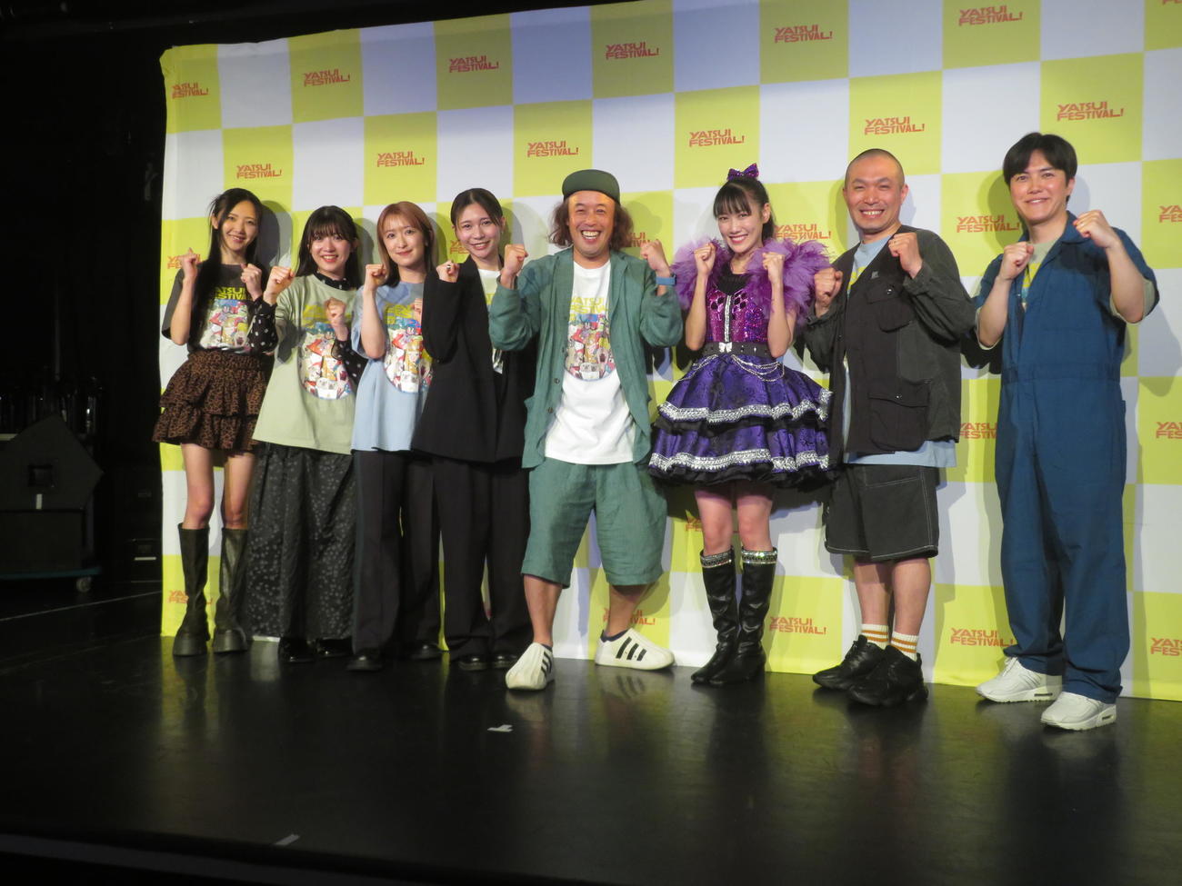 「YATSUI FESTIVAL! 2025」記者会見に出席した、左から山邊未夢、新井ひとみ、中江友梨、庄司芽生、やついいちろう、高城れに、塚本直毅、溜口佑太朗（撮影・川田和博）
