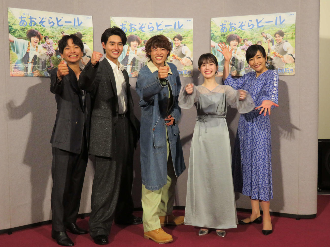 NHK夜ドラ「あおぞらビール」試写会・会見で笑顔の、左から南出凌嘉、藤岡真威人、窪塚愛流、豊嶋花、佐藤江梨子（撮影・村上幸将）
