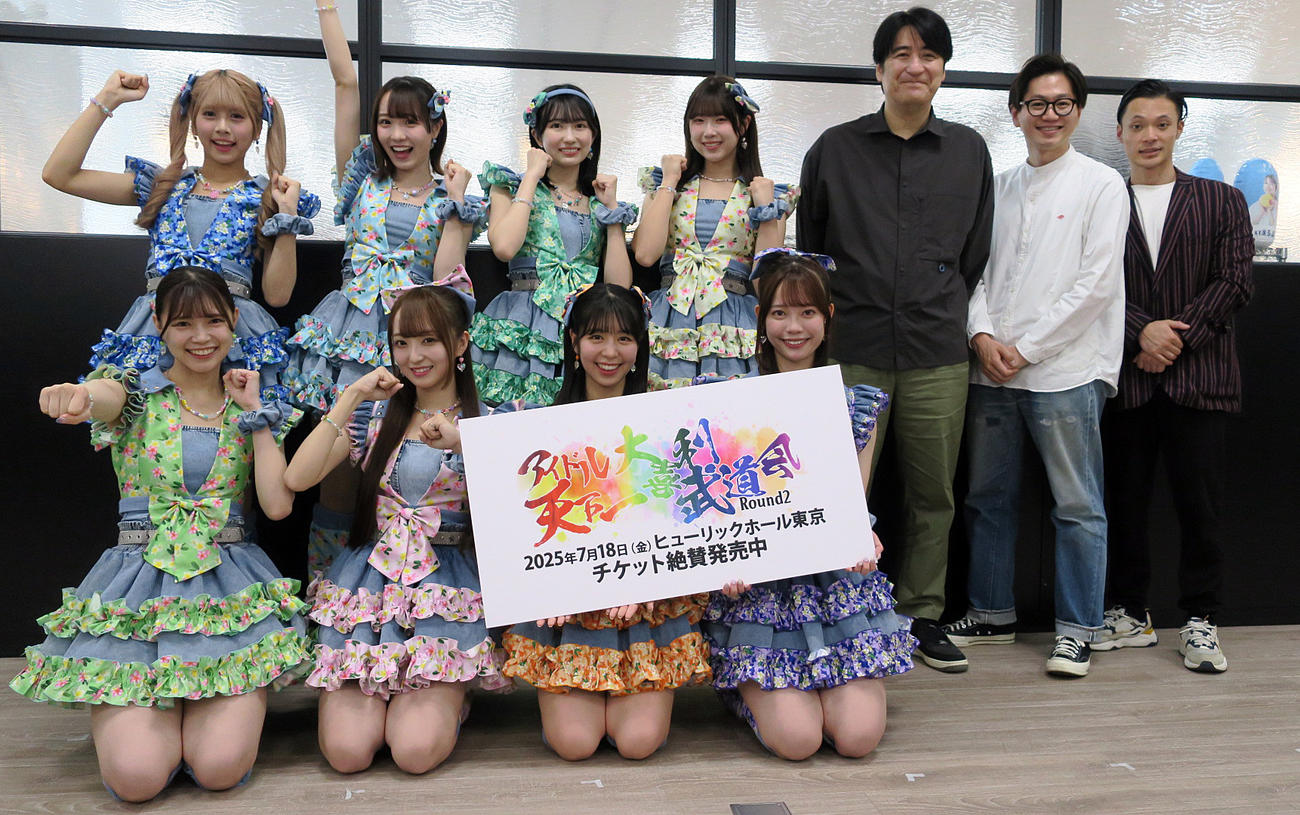 「アイドル天下一大喜利武道会～Round2～」取材会で。左から、アイドルグループ「ラフ×ラフ」、佐久間宣行氏、東京ホテイソンのたける、ショーゴ