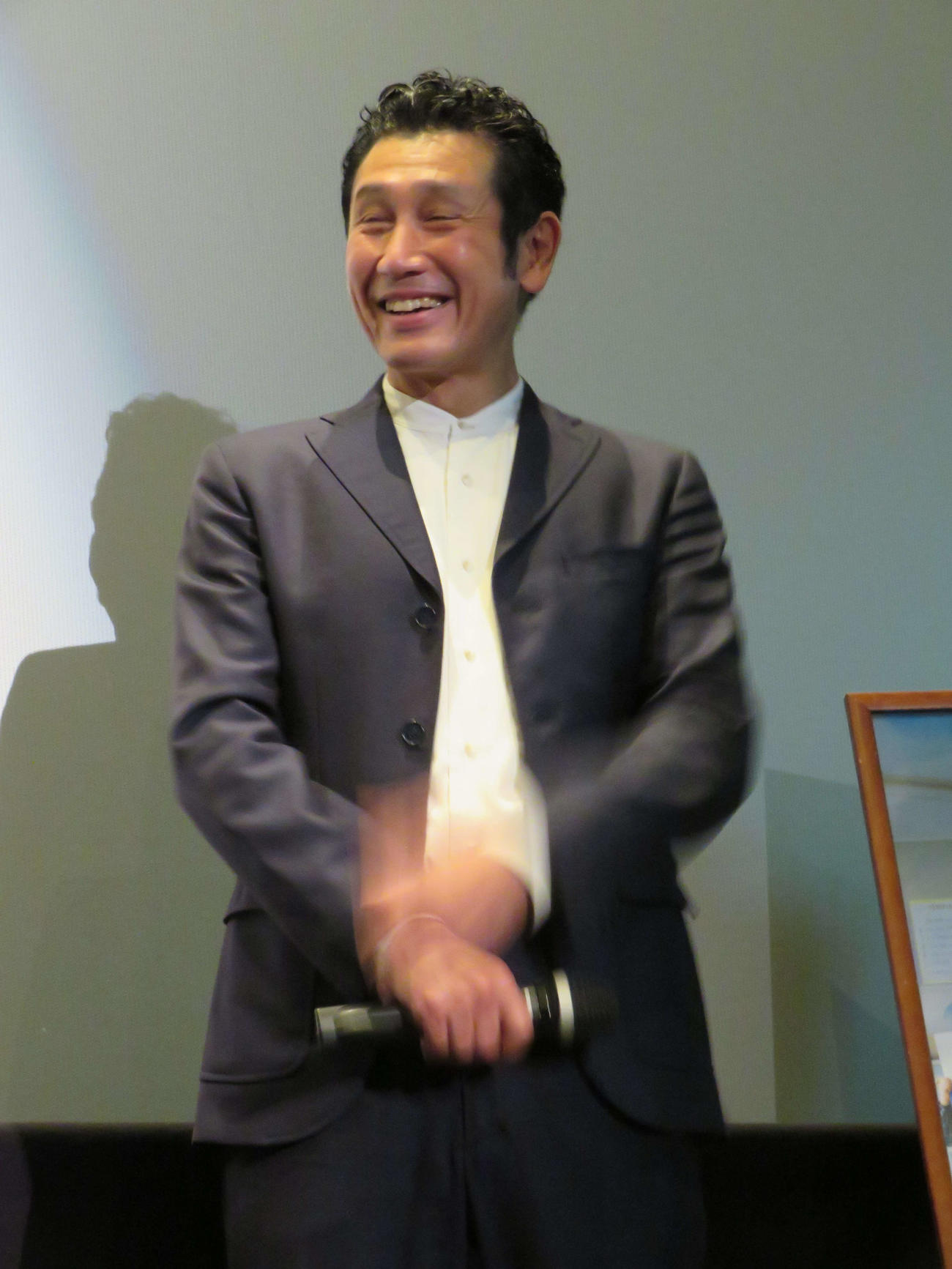 映画「中山教頭の人生テスト」完成披露イベントで照れ笑いを浮かべる渋川清彦（撮影・村上幸将）
