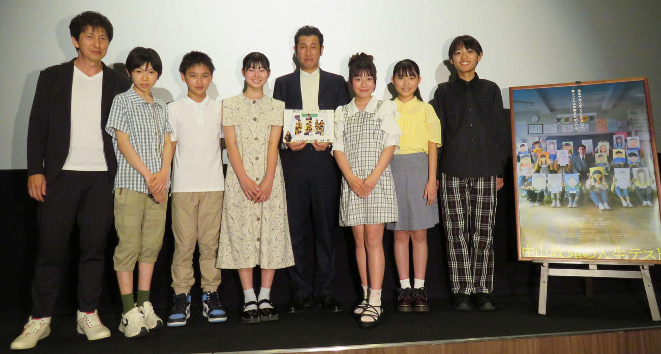 映画「中山教頭の人生テスト」完成披露イベントに登壇した、左から佐向大監督、田野井健、大角英夫、櫛田遙流、渋川清彦、太田結乃、矢部玲奈、笹木祐良（撮影・村上幸将）