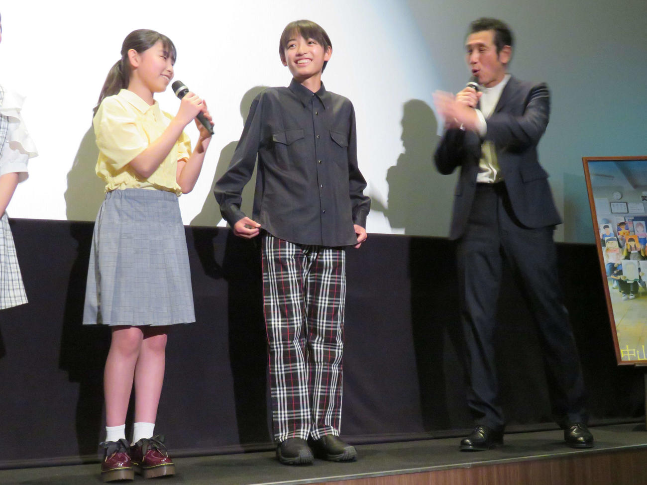 映画「中山教頭の人生テスト」完成披露イベントで、矢部玲奈（左）笹木祐良（中央）らから優しかったと言われ、照れ笑いを浮かべる渋川清彦（撮影・村上幸将）