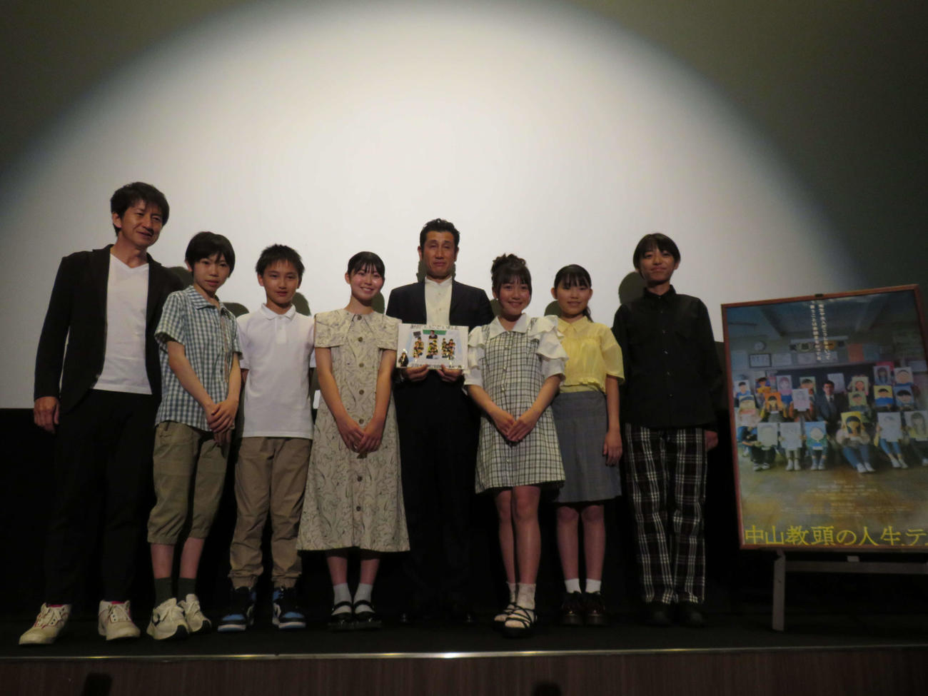 映画「中山教頭の人生テスト」完成披露イベントに登壇した、左から佐向大監督、田野井健、大角英夫、櫛田遙流、渋川清彦、太田結乃、矢部玲奈、笹木祐良（撮影・村上幸将）