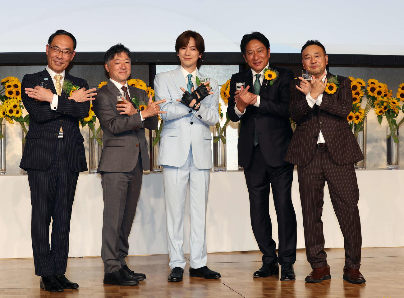 第44回ベスト・ファーザー「イエローリボン賞」発表・授賞式に登壇しポーズをとる。左から大野元裕氏、宮崎悌二氏、DAIGO、原晋氏、坂本雅俊氏（撮影・山本朝陽）