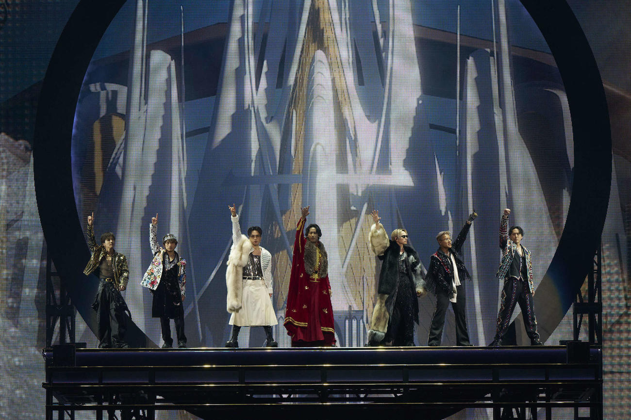 東京公演でパフォーマンスする三代目　J SOUL BROTHERS
