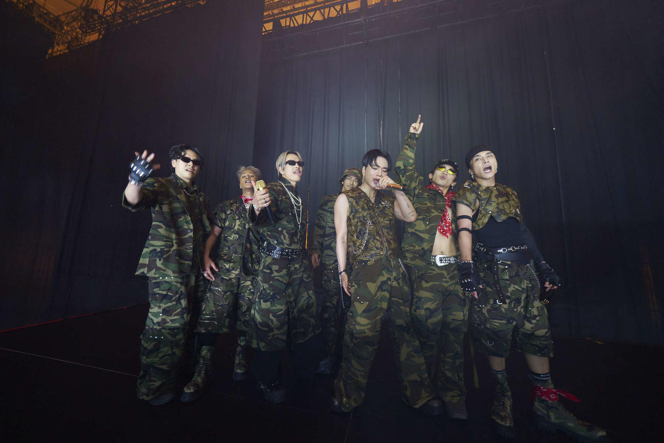 「三代目　J SOUL BROTHERS LIVE TOUR 2025　“KINGDOM”」東京公演でパフォーマンスする三代目　J SOUL BROTHERS。左から山下健二郎、ELLY、〓（ストローク付きO）MI、小林直己、今市隆二、NAOTO、岩田剛典