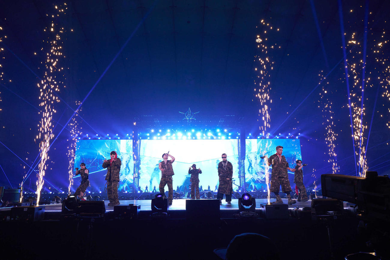 「三代目　J SOUL BROTHERS LIVE TOUR 2025　“KINGDOM”」東京公演でパフォーマンスする三代目　J SOUL BROTHERS。左から岩田剛典、NAOTO、ØMI、小林直己、今市隆二、ELLY、山下健二郎