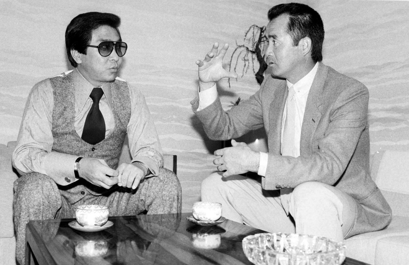82年、石原裕次郎さんと対談する長嶋茂雄さん