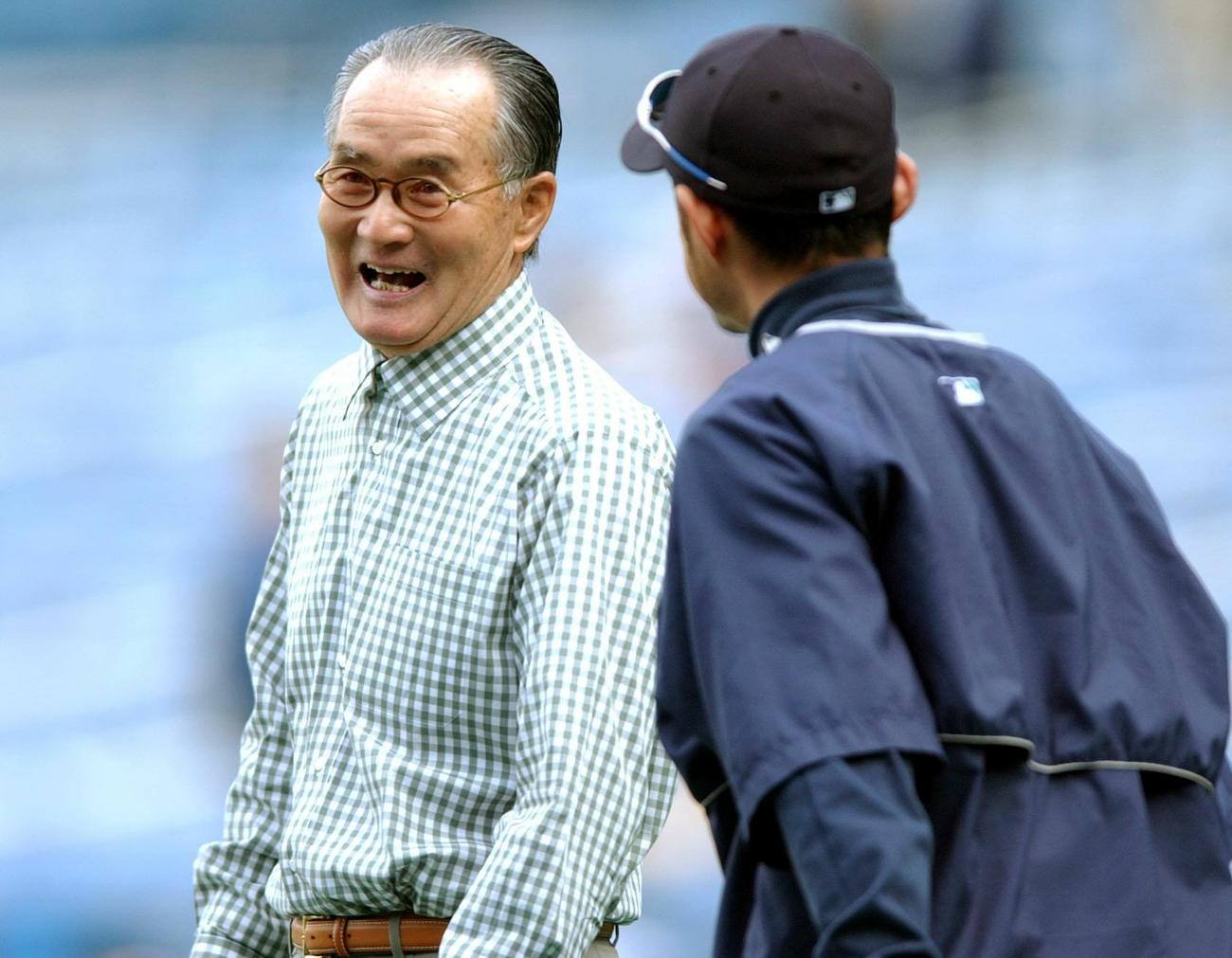 長嶋茂雄さん（左）はイチローと笑顔で話す（2003年5月1日撮影）