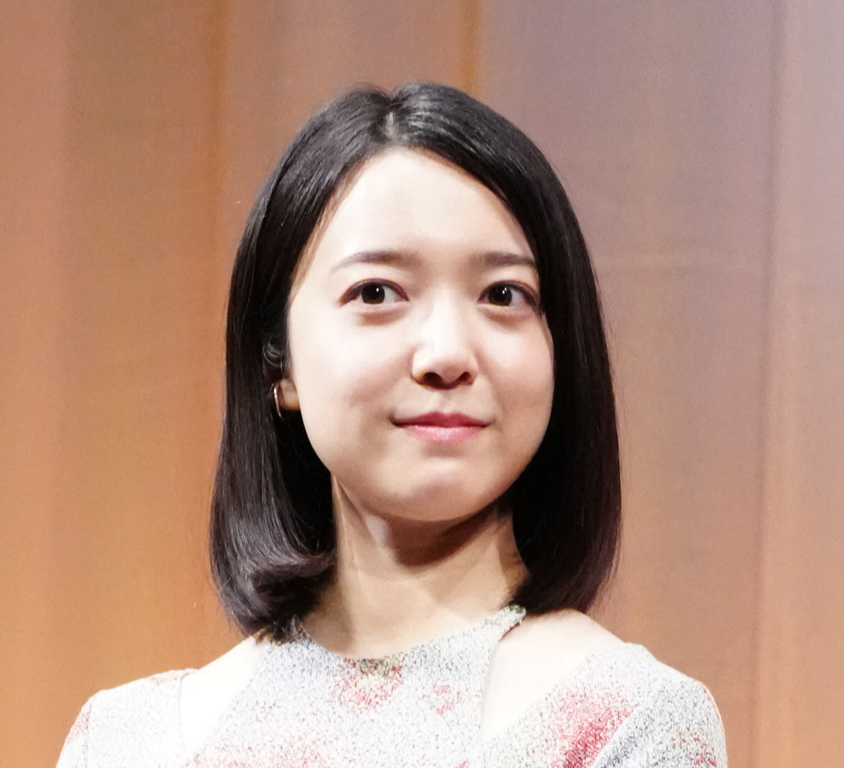 上白石萌音のドレス姿に「美しすぎる」「きれいすぎて涙出る」 美しい肩、デコルテラインで魅了 - 芸能写真ニュース : 日刊スポーツ