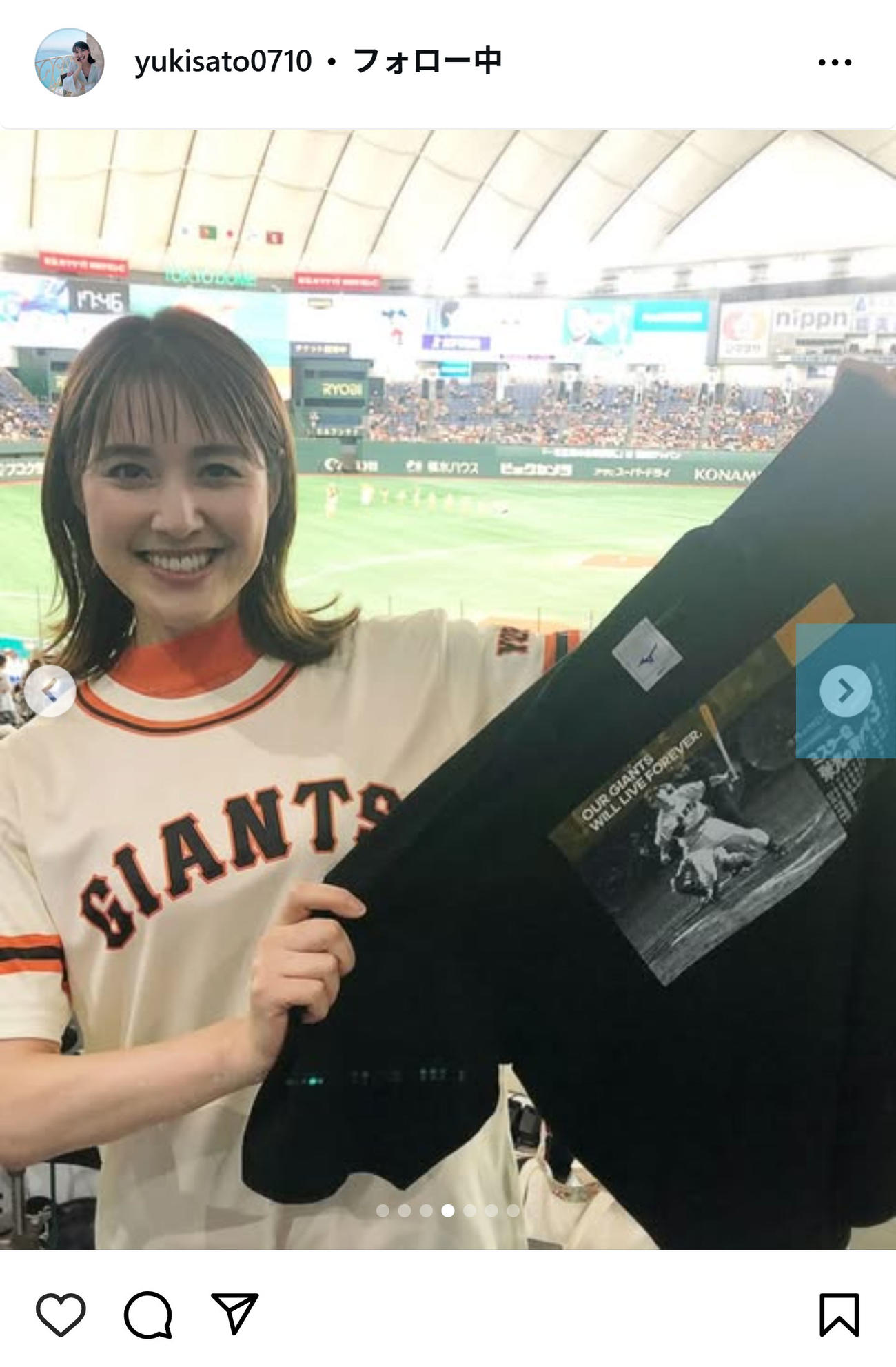 長嶋茂雄さんがプリントされたＴシャツを手に笑顔の佐藤由季アナ(インスタグラムから)