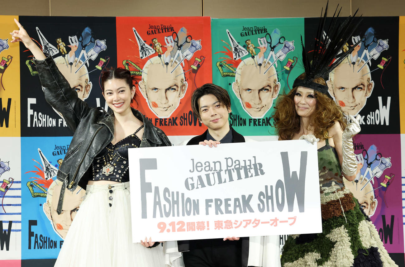 「ファッションフリークショー」アンバサダーに就任した、左から森星、増田貴久、萬田久子（撮影・鈴木正人）