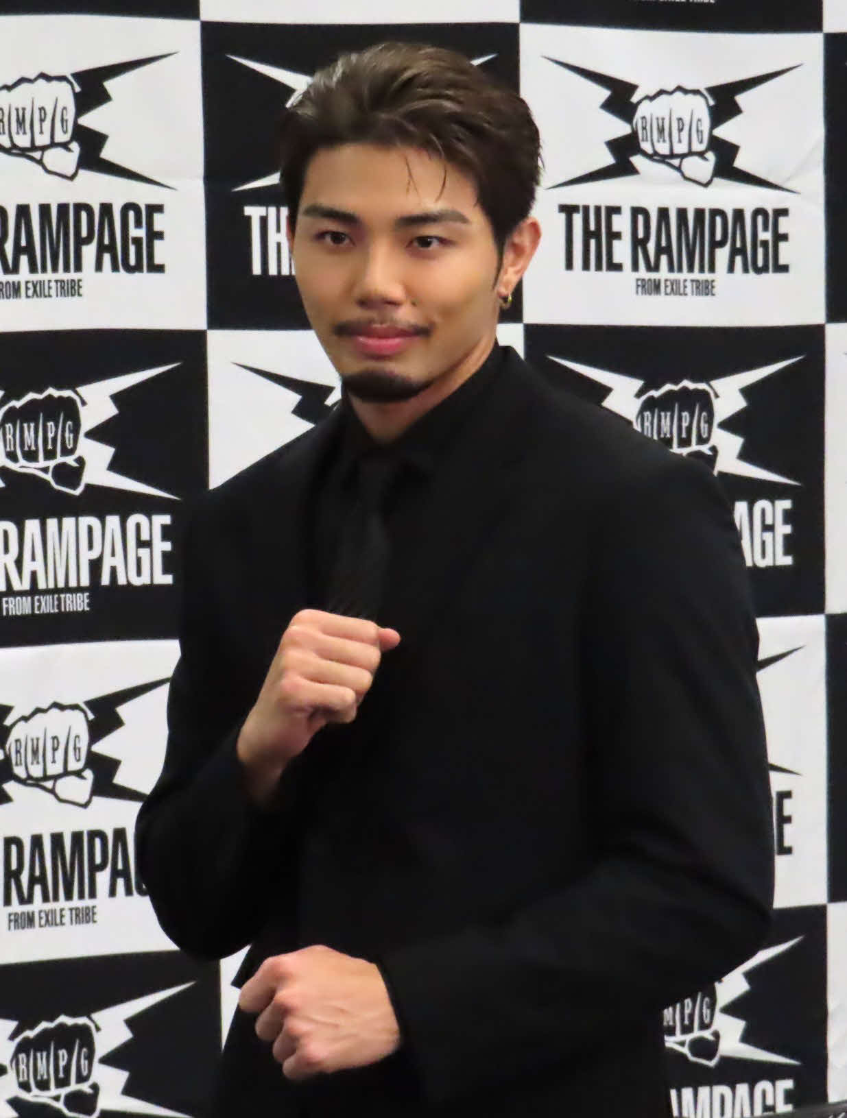 DDTとエージェント契約を結び、記者会見に出席したTHE RAMPAGE武知海青