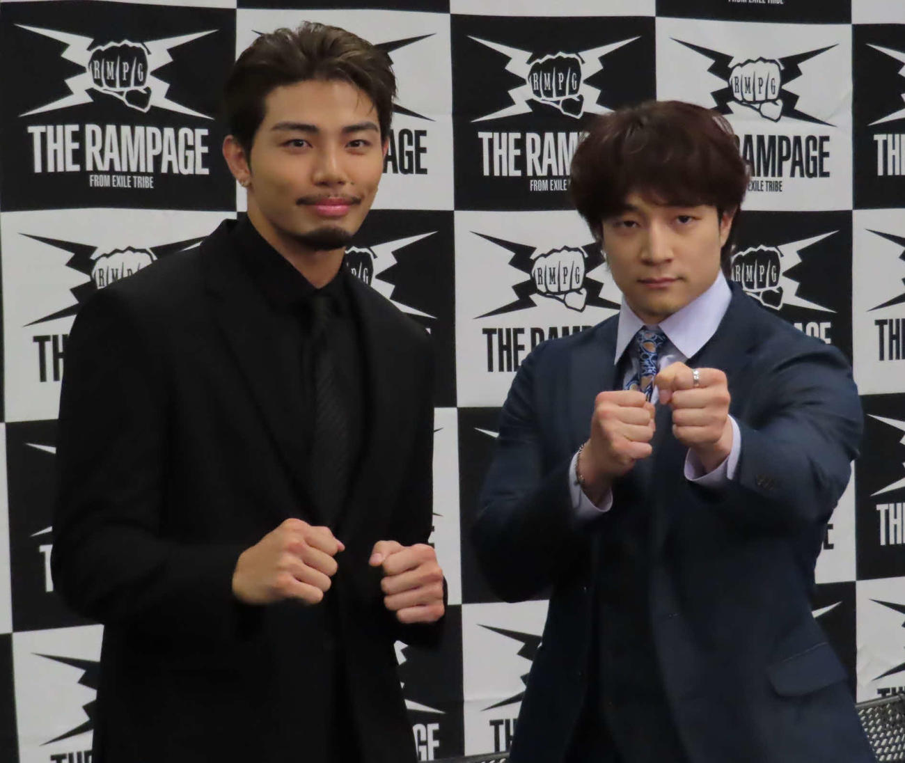 DDTとエージェント契約を結び、記者会見に出席したTHE RAMPAGE武知海青（左）と上野勇希