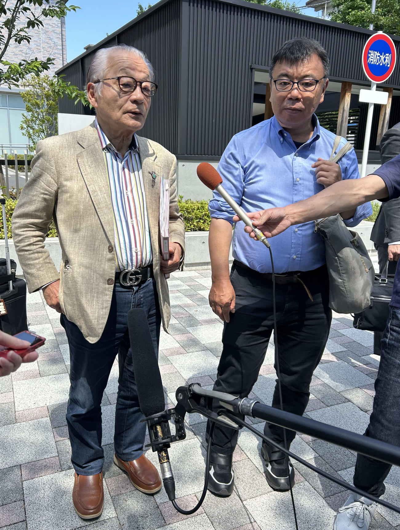フジテレビの日枝久氏ら旧経営陣に233億円の賠償を求める株主代表訴訟を東京地裁に起こした第1回口頭弁論を終え、取材に応じる原告側の下野創氏（右）と代理人の河合弘之弁護士