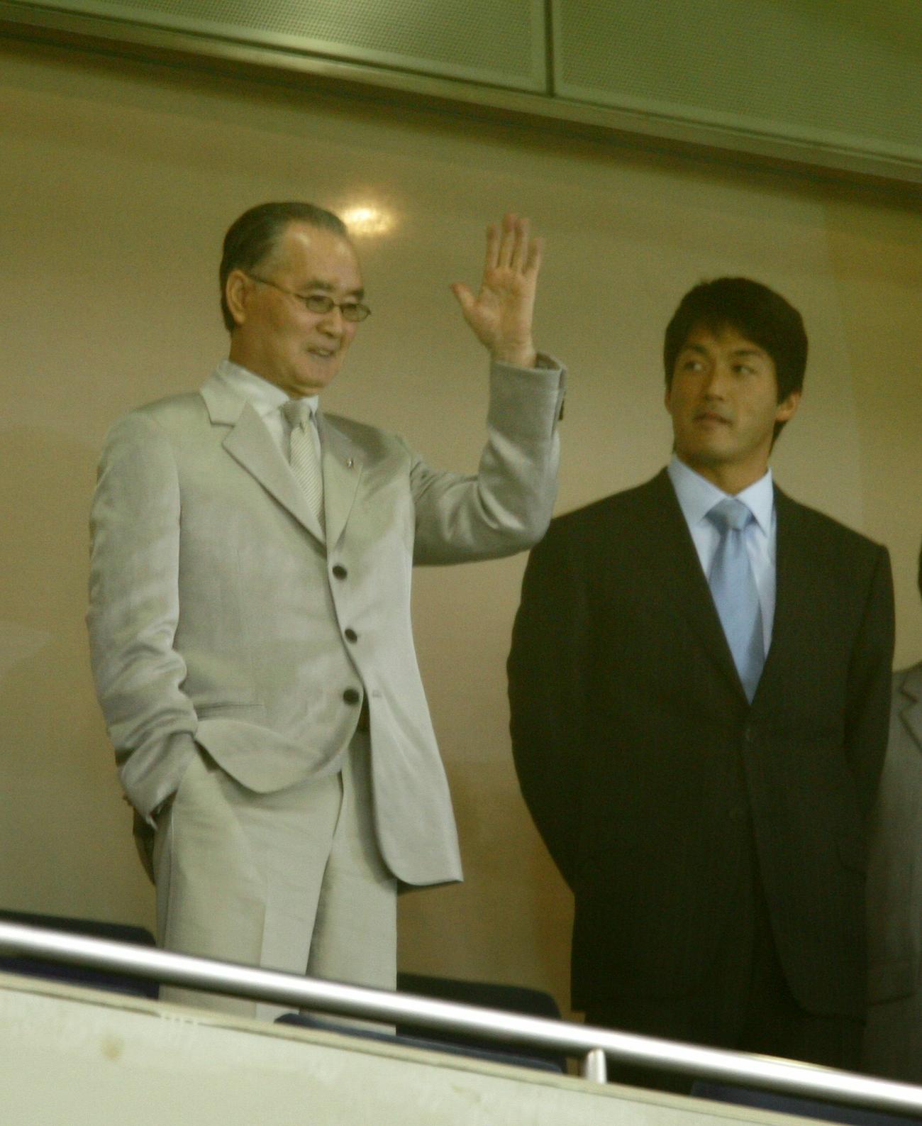 笑顔でファンに手を振る長嶋茂雄終身名誉監督。右は長男の長嶋一茂（2005年7月撮影）