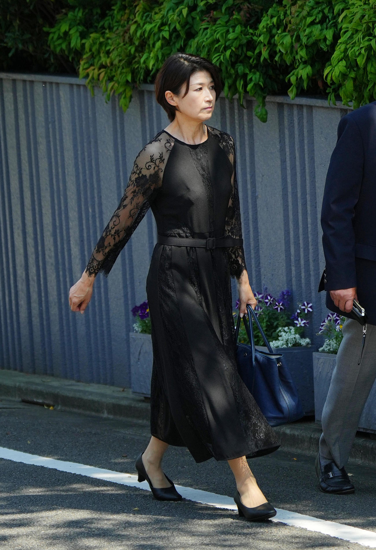 弔問に訪れる元NHKの青山アナ（撮影・菅敏）