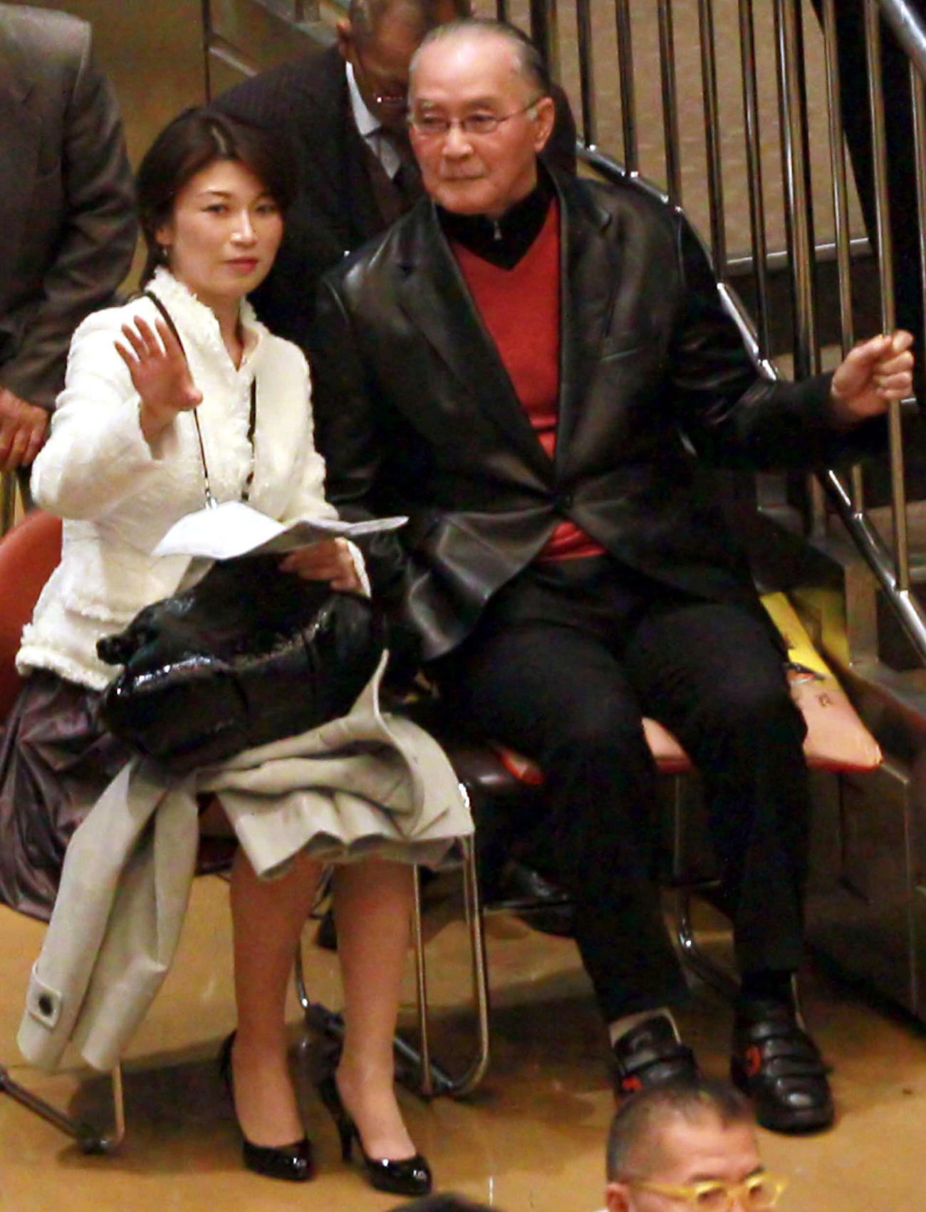 大相撲初場所8日目　長嶋茂雄巨人終身名誉監督（右）と観戦するNHK青山祐子アナ＝2011年1月16日