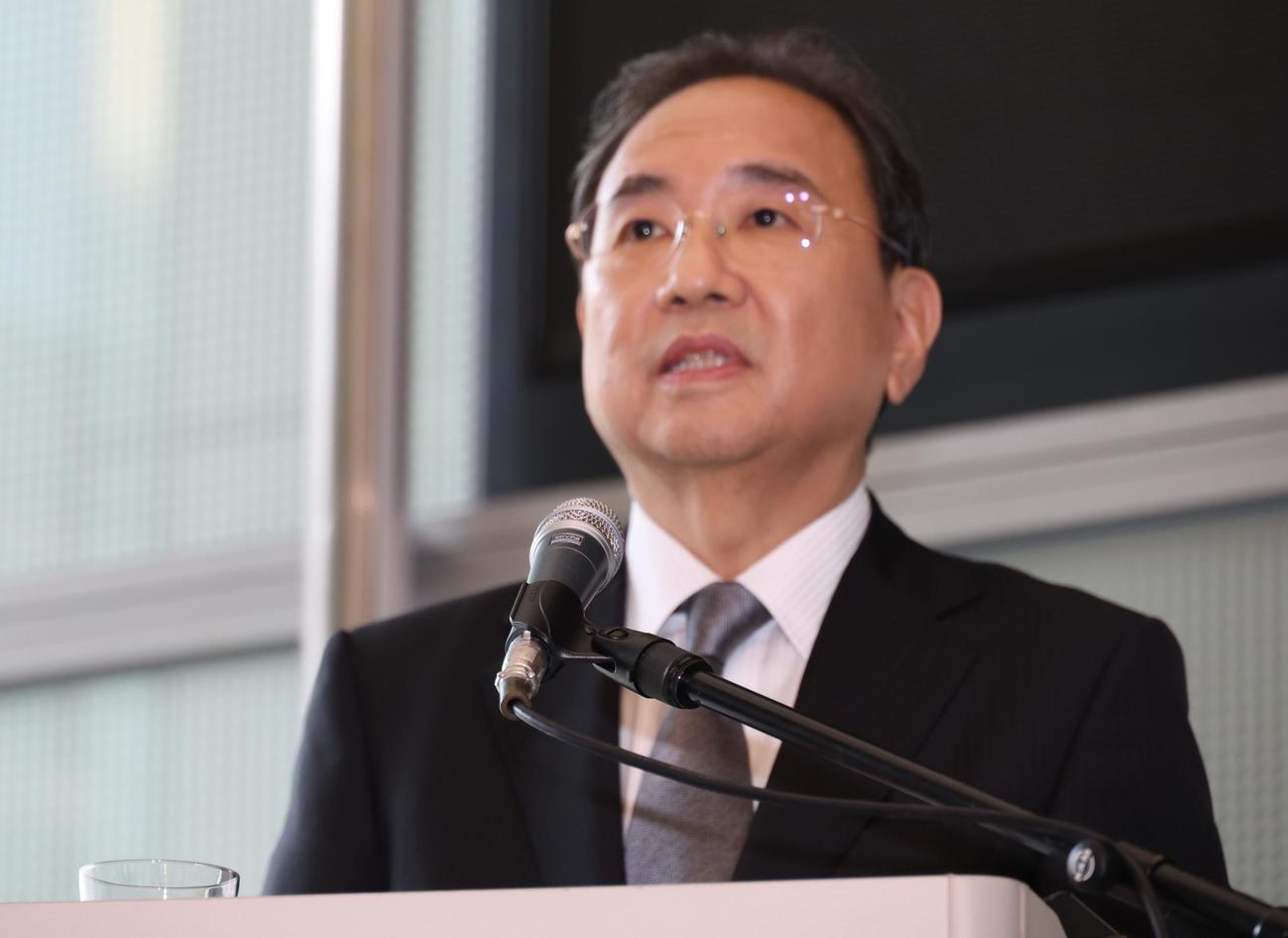 会見を行うフジテレビ清水賢治社長（撮影・中島郁夫）