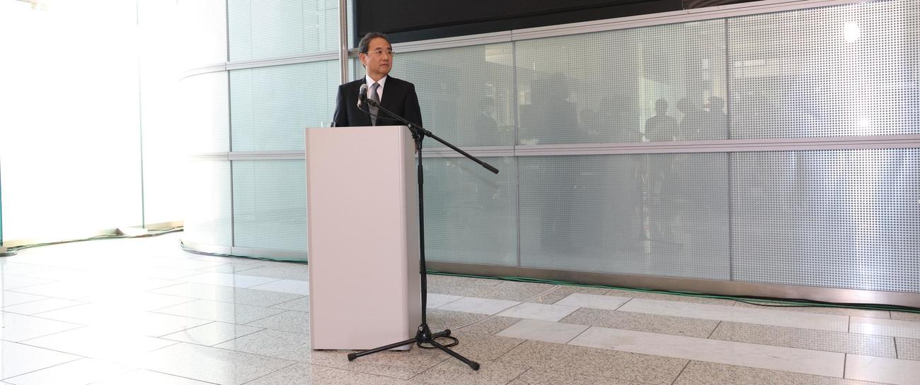会見を行うフジテレビ清水賢治社長（撮影・中島郁夫）