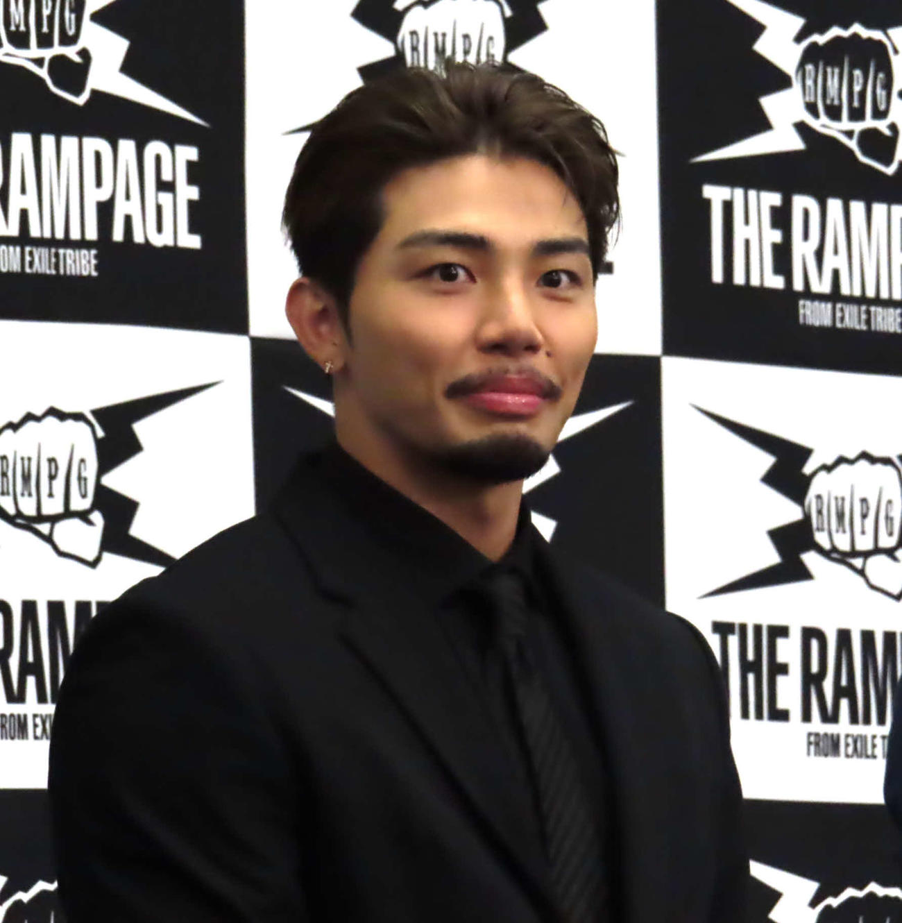 DDTとエージェント契約を結び、記者会見に出席したTHE RAMPAGE武知海青