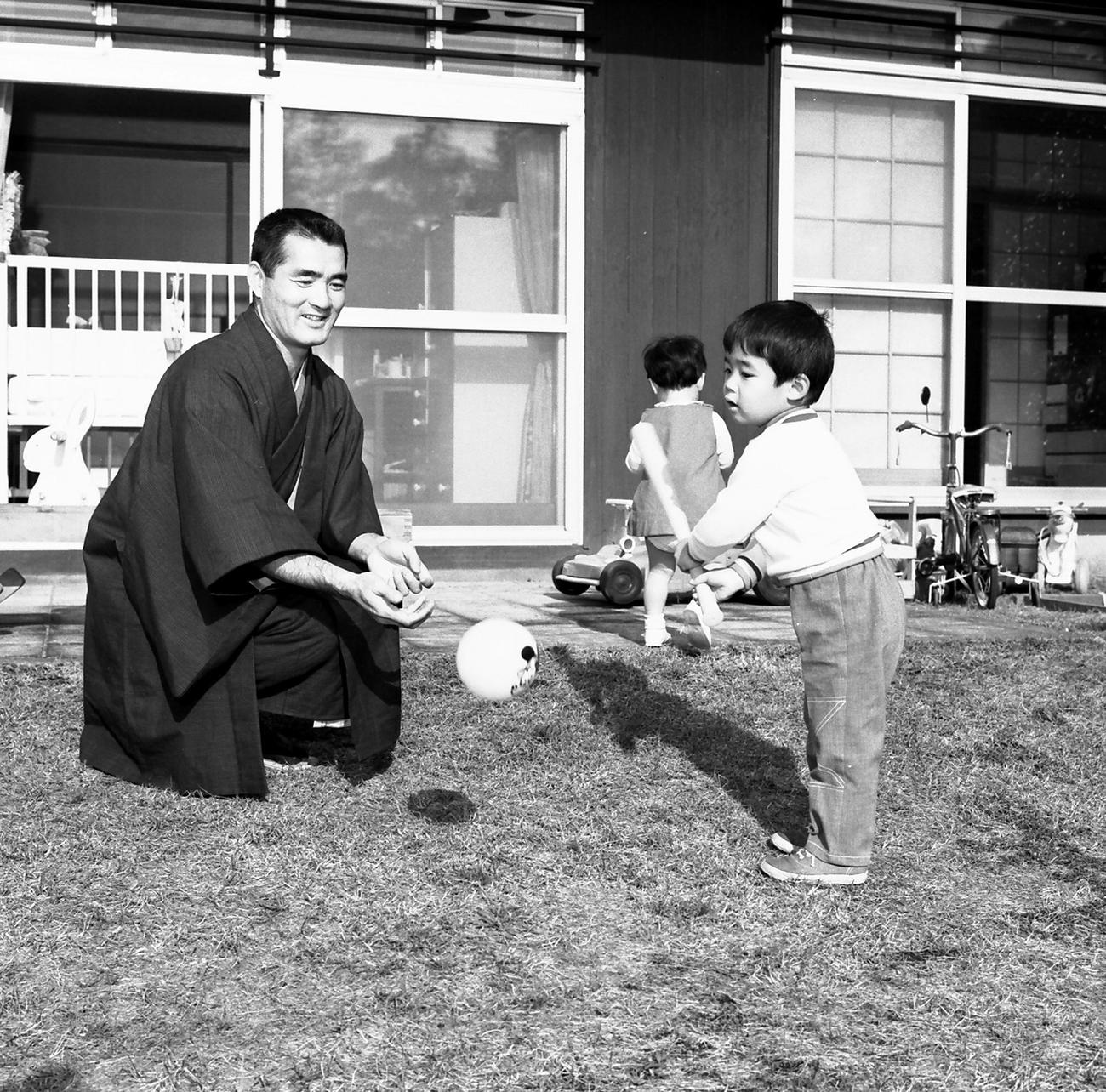 長男・長嶋一茂ちゃん（右）と遊ぶ巨人長嶋茂雄